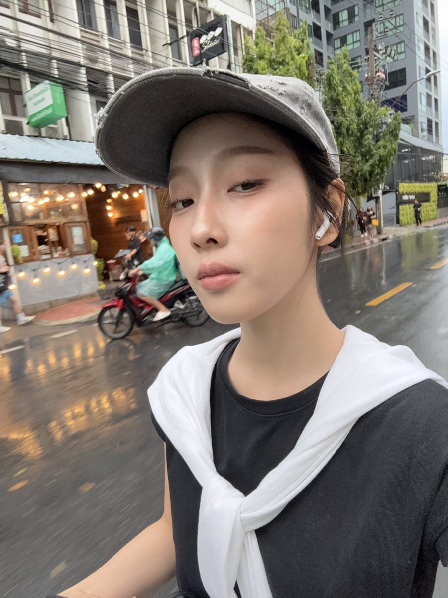puyy_faii's tweet photo. หน้ารับฝนเย็นชื่นจัย https://t.co/A1P02gyjqA