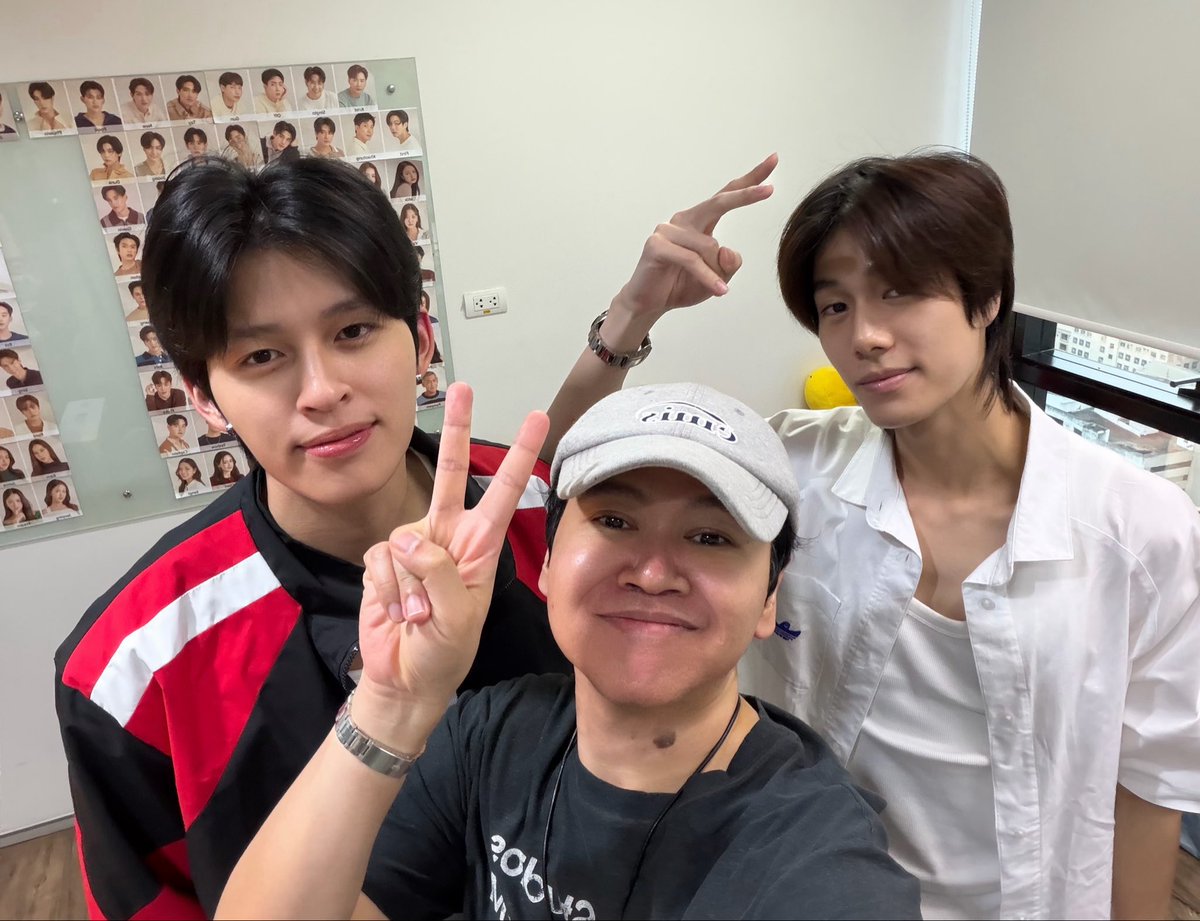 kthjk57's tweet photo. Wahhh pondphuwin lagi latihan buat concert🤗 btw itu mereka sama2 pake kaos kutang putih😀 MANG KEBIASAAN BGT TUH JANJIAN https://t.co/yvShSb1XLB