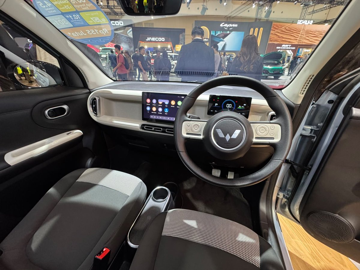 ann1s4's tweet photo. di pameran GIIAS 2026 mobil Wuling Aira-ev mencuri perhatian karena tampilannya yang unik, bagian interior yang modern minimalis plus ada bagasi buat naruh barang bawaan atau belanja 
#WulingAiraev
#WulingGIIAS2026 https://t.co/Gx3pPXx0gp