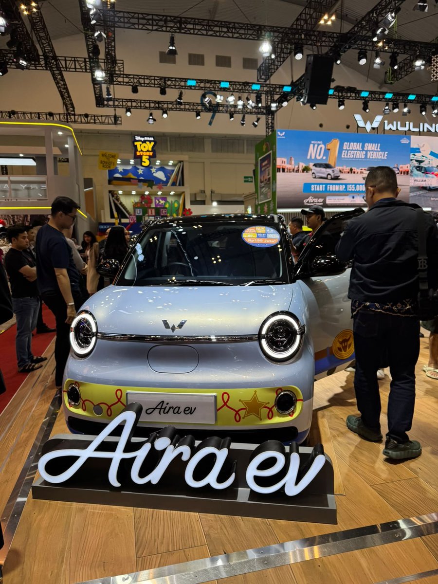 ann1s4's tweet photo. di pameran GIIAS 2026 mobil Wuling Aira-ev mencuri perhatian karena tampilannya yang unik, bagian interior yang modern minimalis plus ada bagasi buat naruh barang bawaan atau belanja 
#WulingAiraev
#WulingGIIAS2026 https://t.co/Gx3pPXx0gp