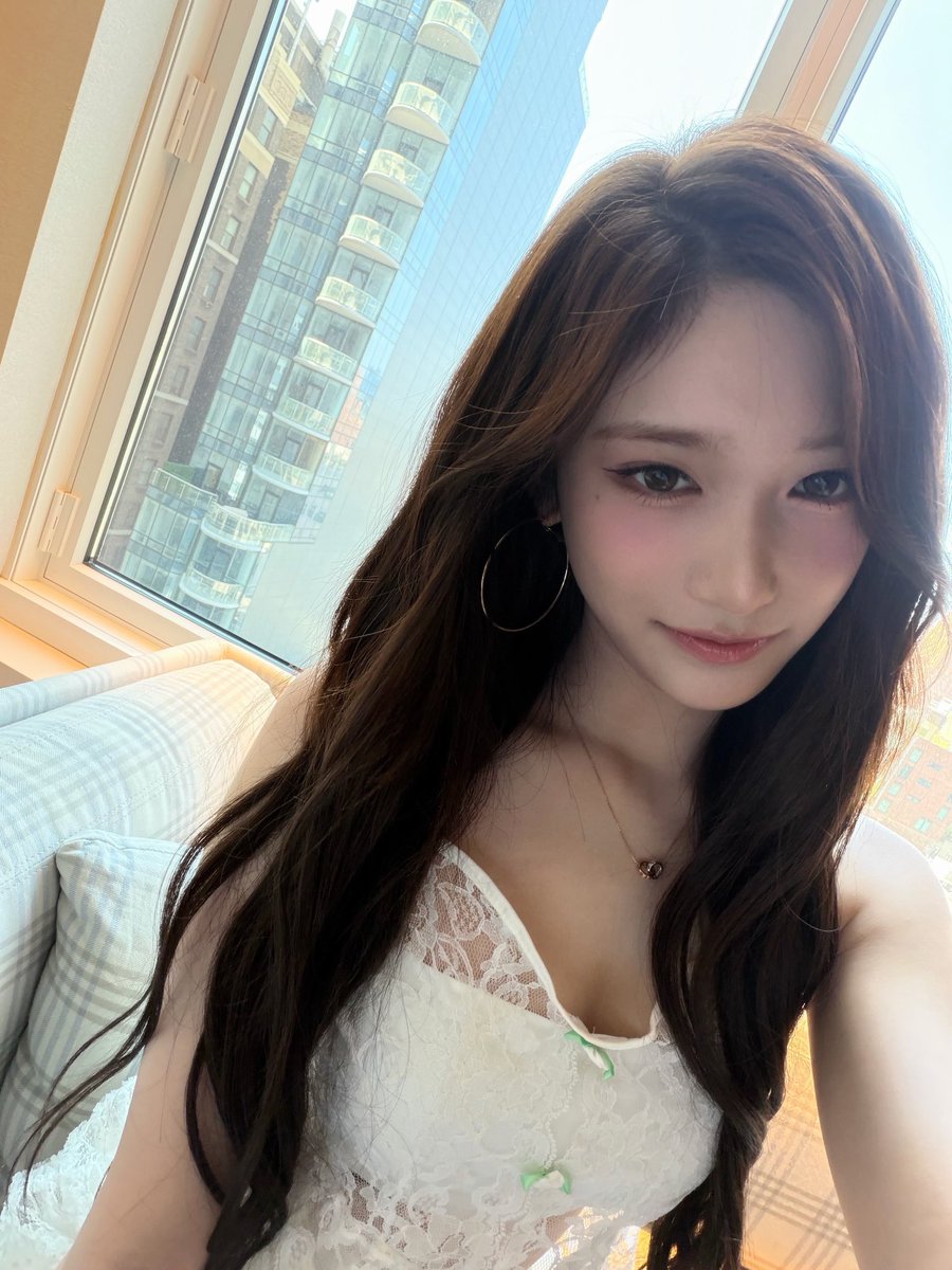 leesoeo's tweet photo. +11 ✿ “closer view, anyone?” .. / 📞🤍 one close-up later and boom… i’m already blushing over dive :o couldn’t even fake being nonchalant if i tried %❓< every snap gave me away > cuz this lil’ ms. only folds like this for dive 🧁🪹🫧🐚🪽 https://t.co/bkZ6shQ5pR