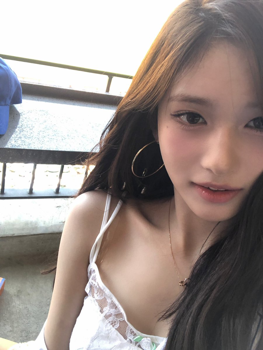 leesoeo's tweet photo. +11 ✿ “closer view, anyone?” .. / 📞🤍 one close-up later and boom… i’m already blushing over dive :o couldn’t even fake being nonchalant if i tried %❓< every snap gave me away > cuz this lil’ ms. only folds like this for dive 🧁🪹🫧🐚🪽 https://t.co/bkZ6shQ5pR