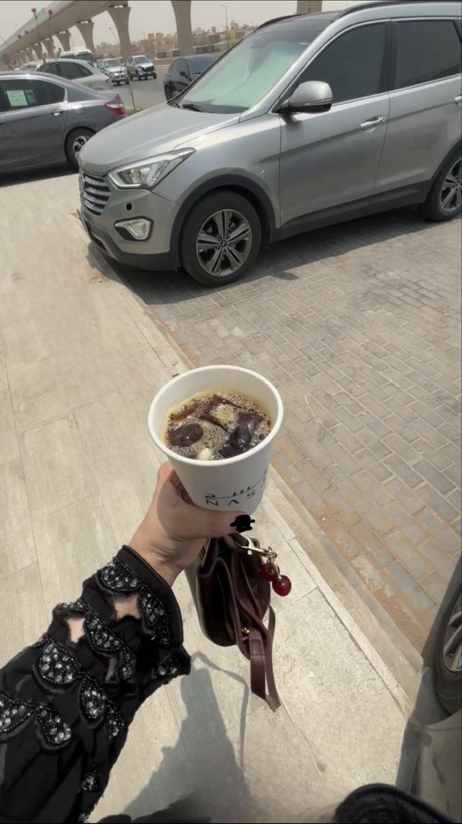 HadeelMans_'s tweet photo. الخريجة استلمت الوثيقة بقى الاشياء التافهه زي الوظيفة🙏🏻❤️ https://t.co/Y1nc6hYRZ9