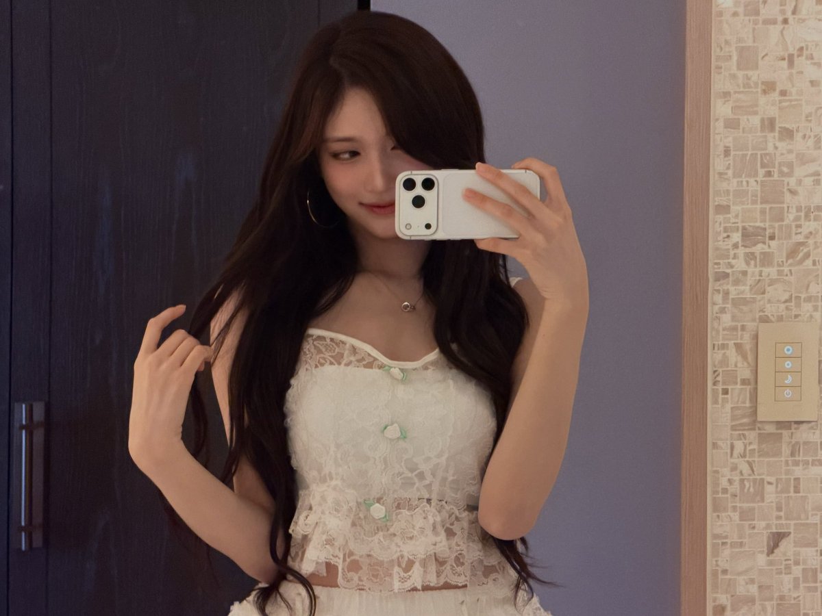 leesoeo's tweet photo. starting to believe “mirror, mirror on the wall!!” agenda %🪄 prettiest—ever ( © ) one look at my reflection in this white dress and delicate gleams had me convinced. knowing i get to collect all memories with you makes mi smile hard to gatekeep >__< https://t.co/TuHxbgbvJH