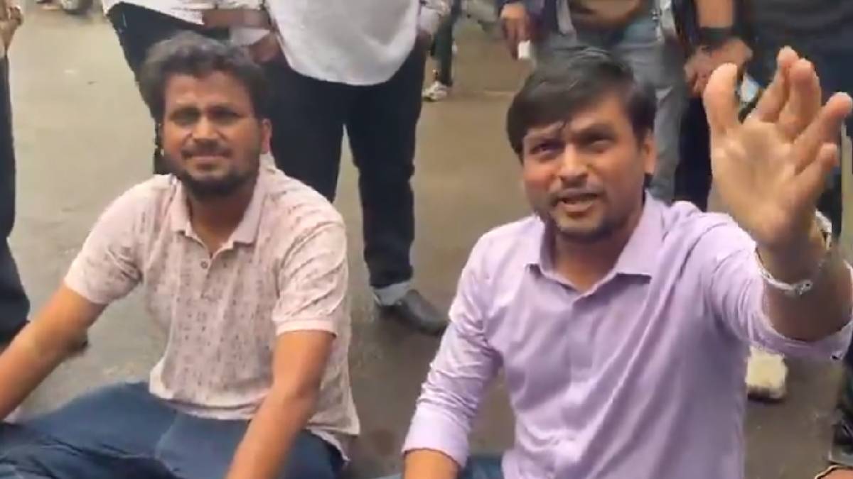 SaptashwaTV's tweet photo. CJP Faces Internal Dissent as Two Protesters Demonstrate Outside Party Chief's House
https://t.co/pewIN6L4Q4
#CJP #AbhijeetDipke #JantarMantar #PoliticalNews #Protest #PartyWorkers #IndiaNews #CockroachJanataParty #BreakingNews #Politics https://t.co/VHsRBfT6gB