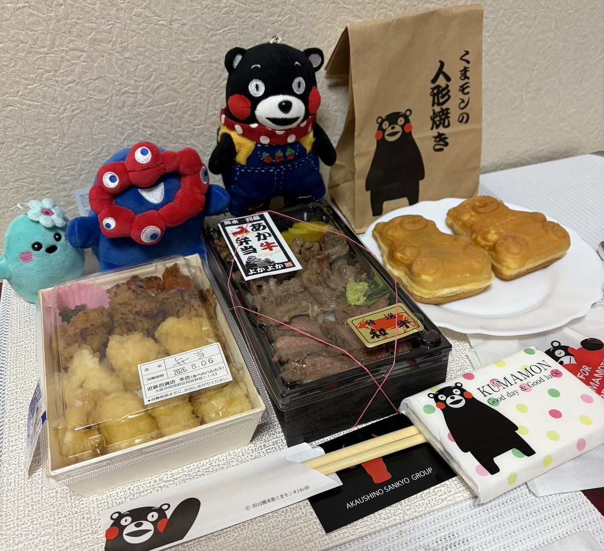 yozachan55's tweet photo. ハルカスの南九州グルメフェア☆
赤牛弁当、肉厚もりもりハモ弁当、くまモン焼きを購入☆美味しそうだモン☆
＃くまモン
＃だって仲間だろ https://t.co/yLZ26bprS0
