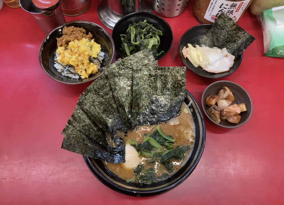 lunch_yuki's tweet photo. 王道家 柏店
ラーメン 麺半分
半玉子まぶし・豚つぶて・青菜

久しぶりの柏王道家。並びナシ。

水がぬるくてビックリした… https://t.co/iYS7RPDG8K