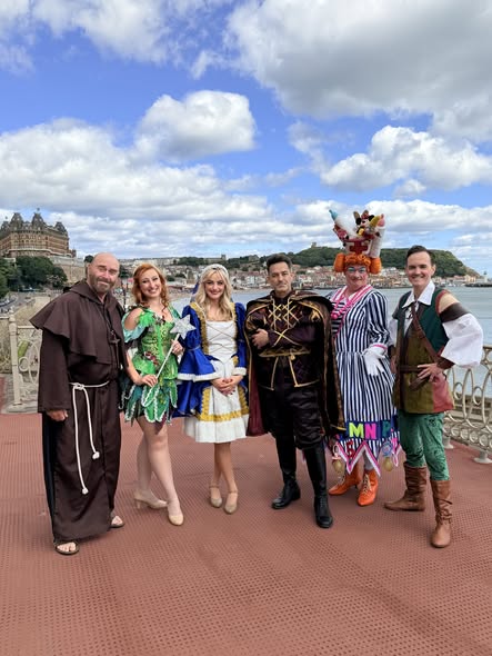 scarboroughspa's tweet photo. 📸 Panto Cast Day! 

Yesterday we had our 𝗥𝗼𝗯𝗶𝗻 𝗛𝗼𝗼𝗱 𝗮𝗻𝗱 𝘁𝗵𝗲 𝗕𝗮𝗯𝗲𝘀 𝗶𝗻 𝘁𝗵𝗲 𝗪𝗼𝗼𝗱 cast day at the Spa and Scarborough Castle! 🌳🏹

Keep an eye on our page for more behind-the-scenes sneak peeks as we count down to Christmas!

ℹ️ https://t.co/eSrRe51E8X https://t.co/RdhqUFmXHC
