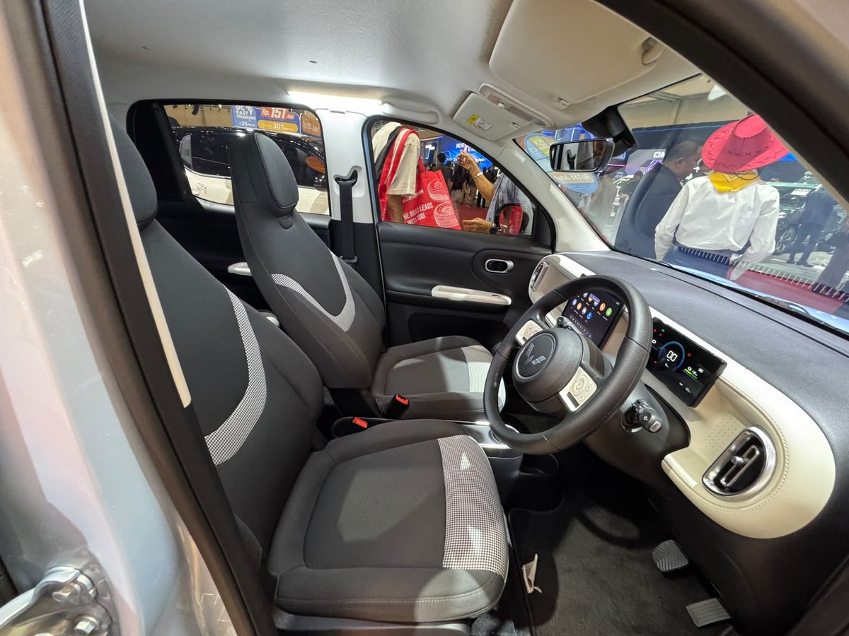 mayaherianto's tweet photo. First impression pas liat kabin Wuling Aira-ev tuh ternyata nggak sempit sama sekali. Fitur keamanannya lengkap, pas banget bikin tenang kalau dipakai nyetir bawa anak. #WulingAiraev #WulingGIIAS2026 https://t.co/K375uU1XyB
