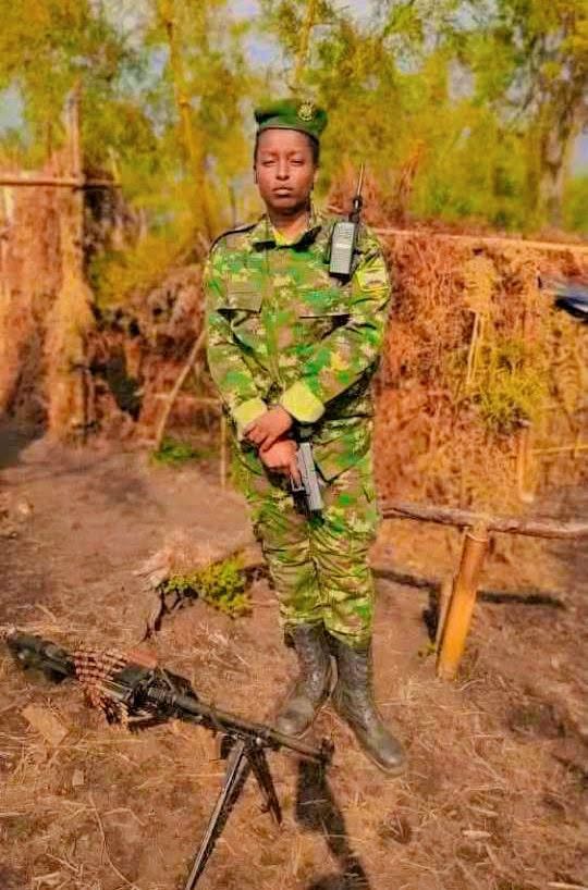 FOCODE_'s tweet photo. 🔴 Bigenda gute ngo umuvyeyi agere aho ava mu gihugu abayemwo neza, agasiga umuryango, akava mu kazi, maze akaja mw'ishamba mu rugamba ashobora gusigamwo ubuzima ?
Iyi foto imaze imisi ivugwako ibintu vyinshi cane bamwe barahimbaza nyeneyo, abandi baramutuka bakamukura agashambara, hari n'abageze ku rwego rwo kumuha umuvyeyi atariwe hanyuma bakavuga ko bazica abavyeyi biwe. Nkuko bimenyerewe, abitwa ko bari kumwe n'ubutegetsi bwa Ndayishimiye, gutukana bumva ariyo nyishu. Ko abantu bagera aho bafata ibirwanisho mu Burundi no mu karere kacu si ubwambere, kumbure si n'ubwanyuma hamwe inyifato zoguma ari izi. Ikibazo ciza umuntu akwiye kubaza coba : bigenda gute ngo umuntu agere aho yumva yotanga ubuzima bwiwe kugira abohoze igihugu ? Inyishu ituma ivyo bintu bidasubira yoba iyihe ?
🔴 Nyene ifoto ni nde ?
Umupfasoni Pamela Kazekare arazwi rwose ku mbuga ngurukanabumenyi. Arazwi ko ari umurundikazi. Arazwi ko yabaye umumenyeshamakuru kuri radio y'abanyagihugu RPA. Arazwi ko mu nyuma yabaye umumenyeshamakuru mu Bubiligi. Ari mu bakenyezi bambere b'abirabure bashoboye kuvuga amakuru kuri televeziyo mu Bubiligi. Arazwi ko yabaye mu myiyerekano yo kwiyamiriza ukiringo ca gatatu ca Prezida Nkurunziza cahonyora ibwirizwa shingiro muri 2015. Arazwi ko aba muri Canada, ko naho yahabaye umumenyeshamakuru, ko ahafise iyindi mirimo ahakorera, kandi ko ahafise urugo, ko ari umuvyeyi. Arazwi ko yama ariko arasemerera agwanya akarenganyo kari mu Burundi. Arazwi kandi ko ashigikiye umuhari Red-Tabara, ntiyigeze abihisha.
Ubundi hari benshi bashimira Imana iyo baronse uko baja kuba muri Canada. None bigenda gute ngo uwashitseyo abe ariwe ahitamwo kuvayo akaja kuba mw'ishamba aho buri saha ashobora kwicwa ?
🔴 Ikibazo kimaze kuba ku bantu benshi mu karere kacu.
Muri nzero 1971, hari umusore w'imyaka 26 yakora mu biro vya Prezida wa Uganda, yumvise ko Général Idi Amin ahejeje gutembagaza Prezida Milton Obote, uwo musi nyene aca agira inama na bagenziwe, bamurungika muri Tanzania kwa Prezida Nyerere kugira amumenyeshe ko bashaka gutangura urugamba rwo kubohora Uganda. Uwo musore yari yitwa Yoweri Kaguta Museveni. Ubuzima bwiwe bwahindutse urugamba rw'imyaka myinshi, yahatswe kwicwa kenshi, yiswe umwansi w'igihugu ciwe, kugeza aho afata igihugu inyuma y'imyaka 15 ! Ubu amaze imyaka 40 atwara igihugu, yaragihinduye akigira igihugu c'amahoro abanyafrika benshi bahungiramwo.
Mu 1990, hari umugabo w'impunzi muri Uganda, yagize amahirwe arungikwa kwiga ivyigwa bihambaye mw'ishure ya gisirikare muri Leta zunze ubumwe z'Amerika. Yari afise imyaka 33, niho yari agishinga urugo rwiwe, umukenyezi wiwe yari yibungenze. Uyu mugqbo yari yahunze Urwanda afise imyaka hafi itatu. Abiwe ntibari barekuriwe gutaha mu gihugu cabo, ababikoze babaho bacunzwe bidasanzwe, bakanagirirwa nabi. Aho yari mu vyigwa bihambaye muri Amerika, yaronse amakuru ko umuvandimwe wiwe Fred Rwigema yaguye ku rugamba ariko agerageza kubohora Urwanda. Urugamba rwari rwifashe nabi. Ako kanya yahisemwo gutaha, yikura mu mahirwe atabona benshi, asiga mu mahanga umukenyezi yibungenze, aja kurongora urugamba rwasa n'urutagira kazoza. Ubutegetsi bw'ico gihe bwaramututse amabi yose ashoboka, bwamwise inyenzi, ntibwasiba kumucapa ataco amaze. Incuro nyinshi yarahatswe kugwa ku rugamba. Yitwa Paul Kagame, ubu amaze imyaka 26 arongoye Urwanda. Igihugu yaragihinduye ku rugero rutangaje !
Mu 1995, hari umwigisha yari muri kaminuza y'Uburundi. Yari afise imyaka 31, yari amaze umwaka ashinze urugo. Se yari yishwe mu 1972, nawe yaronse amakuru ko ashobora kwicwa azira ubwoko bwiwe. Ntiyasezeye umukenyezi yakunda, yaduze mu mashamba ya Bujumbura rural, ata vyose, atangura urugamba rutaboneka ko hari aho ruzogera. Akiri ku rugamba yiswe umwansi w'Uburundi n'ibindi bitutsi vyinshi cane, yarahakomerekeye bikomeye, yarahatswe kwicwa kenshi. Yagarutse mu rugo inyuma y'imyaka 8, muri 2005 naho yatowe kuba umukuru w'igihugu. Yitwa Petero Nkurunziza.
Abo bose ikibazo ni kimwe : vyagenze gute ngo bate ibihambaye mu buzima bwabo maze baja mu rugamba batazi nuko bazovamwo amarembe ? Ni igiki gituma umuntu aheba vyose akaja mu rugamba rutaboneka nuko rufise kazoza ? Kuri bose inyishu ni imwe : bitumwa n'akarenganyo kaba kari mu gihugu, Leta zikazivya abanyagihugu aho gutora inyishu. Urugamba ntiruryose, ni amananiza. Abantu barujamwo kubera ata nyishu babona mu maLeta yabo.
🔴 Inyishu z'ama Leta arenganya zama zisa !
Leta ya Idi Amin Dada ntiyigeze yemera ko iriko igwana n'abaganda : yavuga ko yatewe na Tanzania, yavuga ko igwanira iteka ry'igihugu, ko abayitera banka igihugu cabo bagafasha abanyamahanga. Mu nyuma ivyo bitutsi vyarasubiwemwo na Leta zakurikiye Idi Amin Dada. Mu Rwanda, Leta ya Juvenal Habyarimana yavuga ko yatewe n'Ubuganda, abagize FPR bo nta n'ubwo yemera ko ari abantu yabita inyenzi. Yahavuye ikora ishano mu 1994. Mu Burundi, Leta yaravuga ko abateye bava muri Tanzania, yaravuga ko ari abansi b'Uburundi, yarabita amazina ateye ubwoba nka TTG (tribalo terroristes génocidaires). Ayo maLeta yose ntiyigeze yemera ko hari ikibazo gikwiriye gutora umuti.
Kuba Pamela Kazekare ageze aho aja gufata umuheto, inyishu si ukumutuka, si ukumucapa na AI, si ukumukura agashambara. Nta gitutsi coza gikomeye kurusha ubuzima bw'ishamba nawenu. Inyishu si ukumukanga ko mu Burundi hari igisirikare gikomeye n'imbonerakure zigavye. Inyishu si ukumukangisha kwica abavyeyi biwe. Ivyo niyo n'ayandi maLeta yakoze mu karere. Inyishu nziza ni ukwemera ko mu Burundi hariho ikibazo gikomeye, maze abatwara bakemera ko ibibazo bivugwa, vyigwa kandi bigatora umuti.
Pamela arashobora kugwa ku rugamba, nivyo yemeye mu guheba vyose, kumbure n'abiwe barashobora kugirirwa nabi nkuko vyakozwe n'intwaro yo mu Rwanda mu 1994. Ariko siwo muti. Ba Pamela bashobora kuba benshi cane. No mu butegetsi bariyo, mu gisirikare bariyo, mu mbonerakure barimwo bapfa kwemerana ariko bakarara bararira kubera akarenganyo. Bangahe batwandikira mu mbonerakure ababo banyurujwe bakadutakambira ngo ntitubavuge amazina ? Bangahe batwandikira ko banyazwe utwabo ariko batagira aho bitura ? Bangahe babura ababo kubera ata miti mu bitaro bivuye k’ukuba ubutunzi bw'igihugu buri mu karwi gatoya kagifukamye mu nda ? Abo bose ejo barashobora kuba abandi ba Pamela.
Birateye isoni kubona ubutegetsi burekerana ababukomokamwo bakabandanya imvugo zibangamira imiryango. Baribagiye ko benshi bagiye ku rugamba basiga abakenyezi babo, mbere bamwe bakaguma bakora muri Leta ? Baribagiye ko Petero Nkurunziza yarongoye urugamba ariko Denise Nkurunziza akaguma mu kazi muri PAFE ? Baribagiye ko Leonard Nyangoma yarongoye urugamba rwa CNDD ariko ko se yagwaye indege ya gisirikare ikaba ariyo imujana kumuvuza mu bitaro i Bujumbura ?
Abavyeyi ntaco bapfana n’ibikorwa vy’umwana wabo akuze. Ubuntu buradusaba kwubaha imiryango y’abo duhanganye canke abo tutabona kumwe ibintu.
🔴 Tugumane ubuntu
Amatati mu bihugu ntabura. Ubutwari buhagaze mu kumenya kuyatorera umuti. Abategetsi b'intwari baboneka mu bihe bitoroshe, batora umuti ibara ritaragwa, bakarinda intambara ibihugu vyabo. Abategetsi b’ibito bo bakwegera ibihugu vyabo, barareka ubuntu bugapfa, igihugu kigasigra ata muziro gifise.
🔴 Ni nde azobera Uburundi umutabazi mwiza ngo arinde ko amaraso y'abarundi aseseka ? Pamela n'abo bari kumwe ni abana b'Uburundi. Abasirikare n'imbonerakure ni abandi bana b'Uburundi. Bose amaraso yabo ntakwiriye guseseka. Harakenewe umuti !