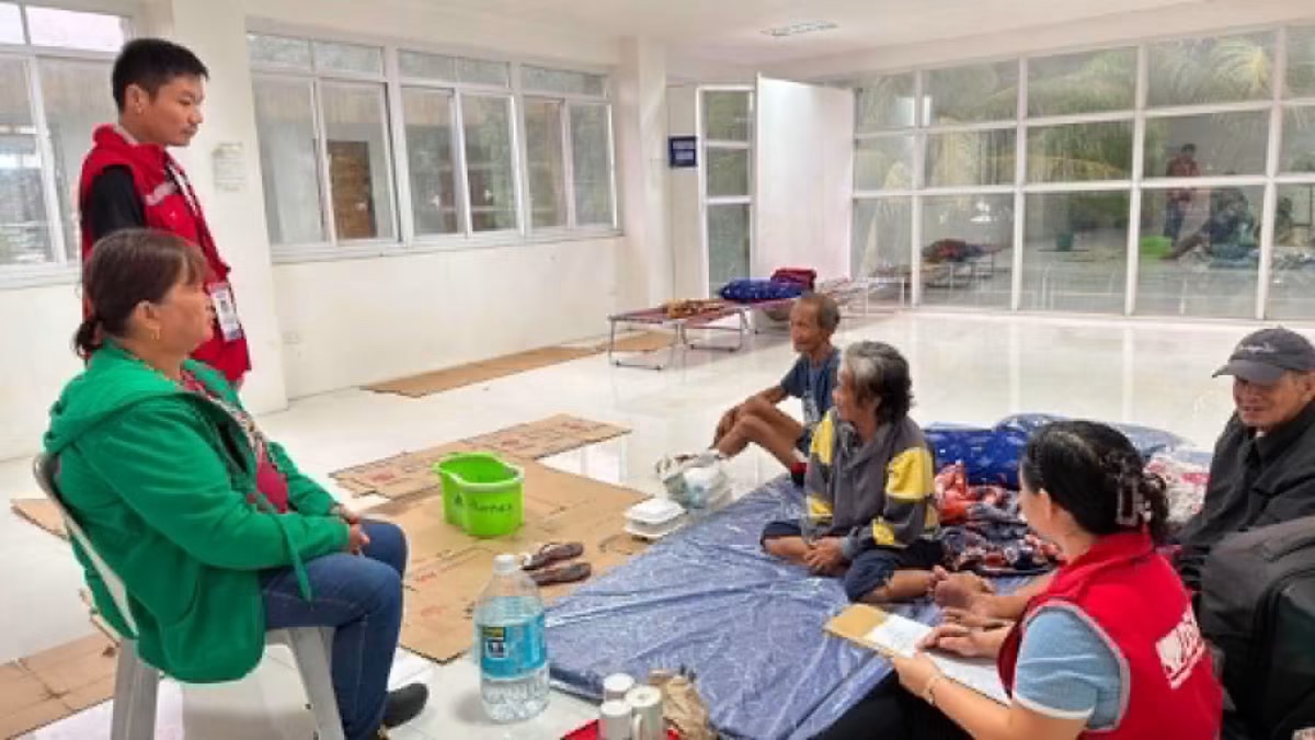 dswdserves's tweet photo. DISASTER RESPONSE UPDATE: Bunsod ng malakas na hangin at pag-ulan dulot ng pinagsamang epekto ng Bagyong #LuisPH, #MaymayPH at habagat, umabot na sa 357 pamilya mula sa La Union ang napilitang lumikas sa kanilang mga tahanan ngayong Huwebes (Agosto 6).
Pansamantalang nananatili ang mga apektadong pamilya sa mga evacuation center sa mga bayan ng Bangar, Bauang at Caba sa La Union, kung saan patuloy silang binibigyan ng kinakailangang suporta. Sa pangunguna ng DSWD Field Office (FO) 1 - Ilocos Region, walang humpay ang monitoring at pagtugon ng ating mga Angels in Red Vests para matiyak ang kaligtasan at kapakanan ng bawat isa.
Sa direktiba ni Pangulong Ferdinand R. Marcos Jr., patuloy na nakikipag-ugnayan ang DSWD sa mga lokal na pamahalaan para matiyak na agad na naihahatid ang kinakailangang tulong sa mga pamilyang naapektuhan. (LFR)
@rex_gatchalian
#BawatBuhayMahalagaSaDSWD ❤️