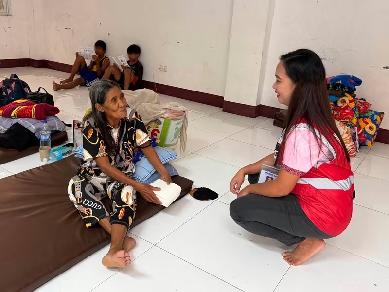 dswdserves's tweet photo. DISASTER RESPONSE UPDATE: Bunsod ng malakas na hangin at pag-ulan dulot ng pinagsamang epekto ng Bagyong #LuisPH, #MaymayPH at habagat, umabot na sa 357 pamilya mula sa La Union ang napilitang lumikas sa kanilang mga tahanan ngayong Huwebes (Agosto 6).
Pansamantalang nananatili ang mga apektadong pamilya sa mga evacuation center sa mga bayan ng Bangar, Bauang at Caba sa La Union, kung saan patuloy silang binibigyan ng kinakailangang suporta. Sa pangunguna ng DSWD Field Office (FO) 1 - Ilocos Region, walang humpay ang monitoring at pagtugon ng ating mga Angels in Red Vests para matiyak ang kaligtasan at kapakanan ng bawat isa.
Sa direktiba ni Pangulong Ferdinand R. Marcos Jr., patuloy na nakikipag-ugnayan ang DSWD sa mga lokal na pamahalaan para matiyak na agad na naihahatid ang kinakailangang tulong sa mga pamilyang naapektuhan. (LFR)
@rex_gatchalian
#BawatBuhayMahalagaSaDSWD ❤️