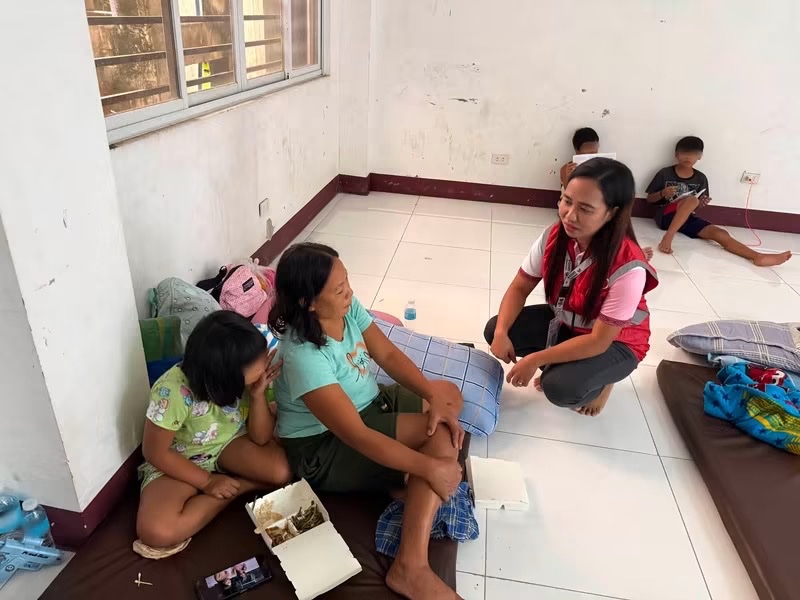 dswdserves's tweet photo. DISASTER RESPONSE UPDATE: Bunsod ng malakas na hangin at pag-ulan dulot ng pinagsamang epekto ng Bagyong #LuisPH, #MaymayPH at habagat, umabot na sa 357 pamilya mula sa La Union ang napilitang lumikas sa kanilang mga tahanan ngayong Huwebes (Agosto 6).
Pansamantalang nananatili ang mga apektadong pamilya sa mga evacuation center sa mga bayan ng Bangar, Bauang at Caba sa La Union, kung saan patuloy silang binibigyan ng kinakailangang suporta. Sa pangunguna ng DSWD Field Office (FO) 1 - Ilocos Region, walang humpay ang monitoring at pagtugon ng ating mga Angels in Red Vests para matiyak ang kaligtasan at kapakanan ng bawat isa.
Sa direktiba ni Pangulong Ferdinand R. Marcos Jr., patuloy na nakikipag-ugnayan ang DSWD sa mga lokal na pamahalaan para matiyak na agad na naihahatid ang kinakailangang tulong sa mga pamilyang naapektuhan. (LFR)
@rex_gatchalian
#BawatBuhayMahalagaSaDSWD ❤️