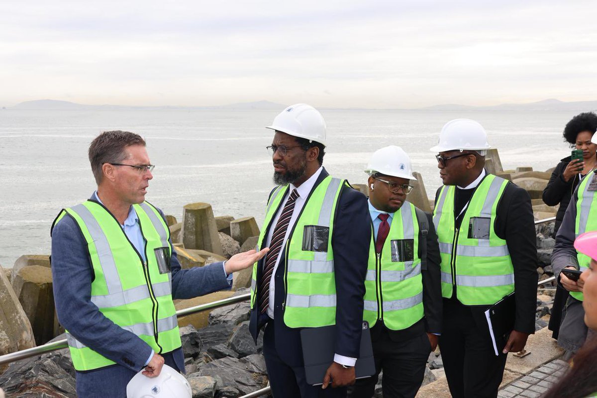 HigherEduGovZA's tweet photo. “Every construction site should become a training site. Students will gain hands-on experience while contributing to projects that shape South Africa’s future.” @ButiManamela 

#SkillsRevolution #WorkIntegratedLearning #TVETMonth
@CETASkillsDev https://t.co/1zogVT1n4T