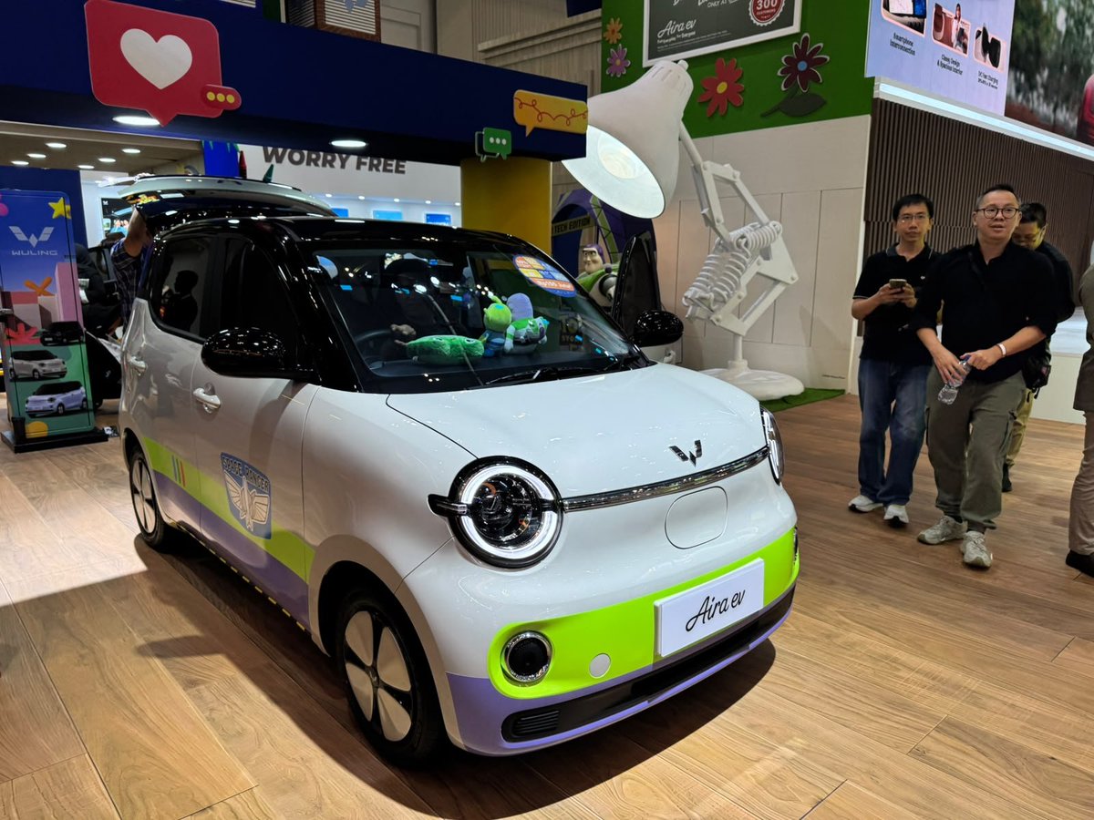 vouseunji's tweet photo. Liat harganya emmm masih oke sih, jadi sekarang mah kerja dulu yang rajin, nabung pelan-pelan. Siapa tahu beberapa tahun lagi wishlist punya Wuling Aira-ev beneran kesampean amiiiiinn. Gak sabar pengen persunting ni mobil🥹
#WulingAiraev
#WulingGIIAS2026 https://t.co/OMtBQkoIeQ