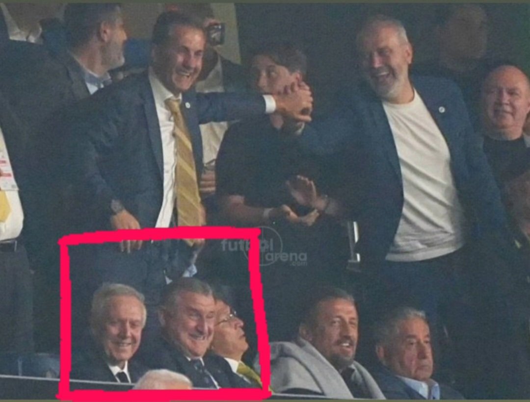 DerinGSMeclisi's tweet photo. Uyuyun efendiler uyuyun. Yazmayayım diyorum, ben yazmayınca da kimse yazmıyor. Yazınca da destek yeterli düzeyde gelmiyor!

Dün Fenerbahçeli Spor Bakanı Aziz Yıldırım ile kahkaha atarak Şampiyonlar Ligi maçını izledi. Trabzonspor'a zaten transferlerde devlet kurumlarının destek verdiği iddiası ön planda. Bu dönemde biz napıyoruz? E zaten Beşiktaş da ayağa kalktı. Siyaseten Galatasaray'ın transfer olması istenmiyor! Çünkü rakipler transferlerle önümüze geçti.

Bildirim açmayıp destek verilmeyecekse bundan sonra bizim de yazmamızın anlamı yok. Ne de olsa sizi kandıran muhabirlere ve duyumculara göre Galatasaray binlerce transfer yaptı. Onların bildirimini açıp bize destek vermeyin. Herkes memnun ne de olsa.