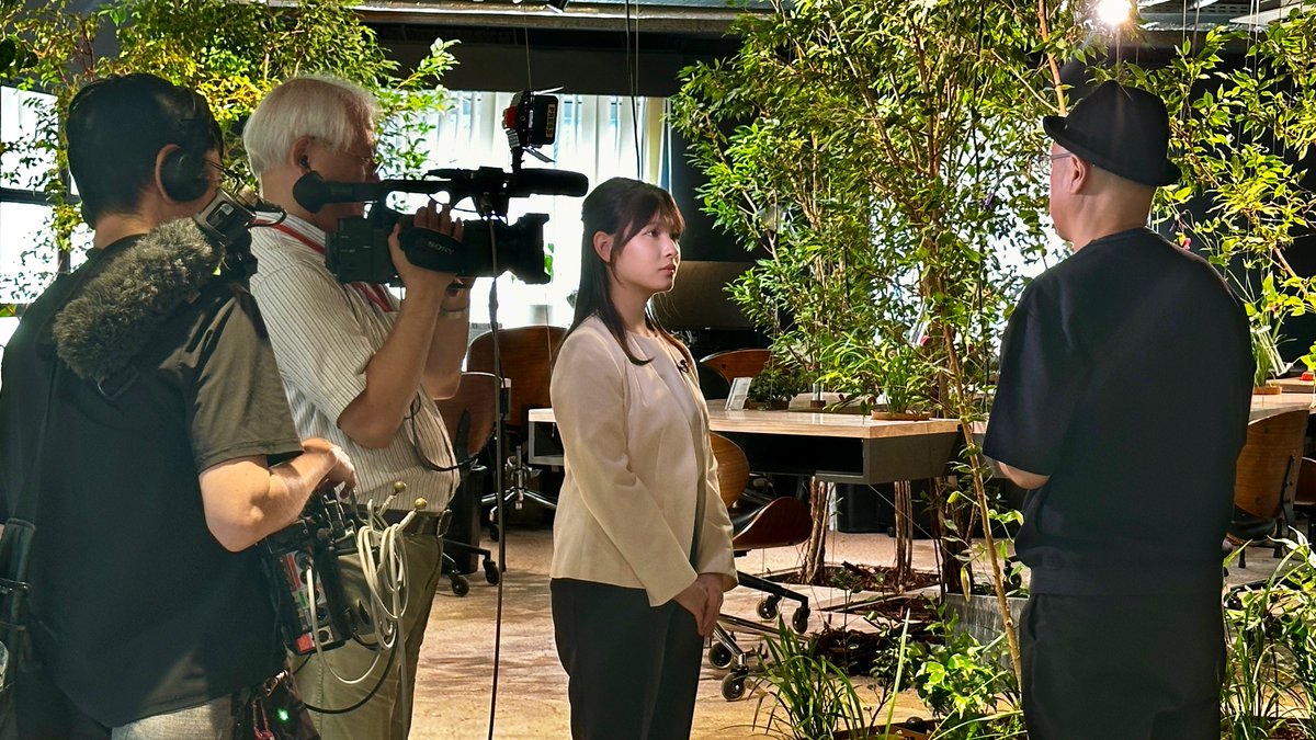 nikkeinewsnext's tweet photo. 今夜9時のNEXTは 今年入社の #北川莉央 アナウンサーが初登場📺 ニュース読みはもちろん 昼間にはオフィス緑化の取材も‼ 働きやすい職場づくりに植物を置く企業が増えていますが 実は植物＝緑🍃の量だけでなく 〇〇や〇〇が重要なのだそうです それはいったい…
#parkERs
#青山フラワーマーケット https://t.co/ZCE86O7KhN