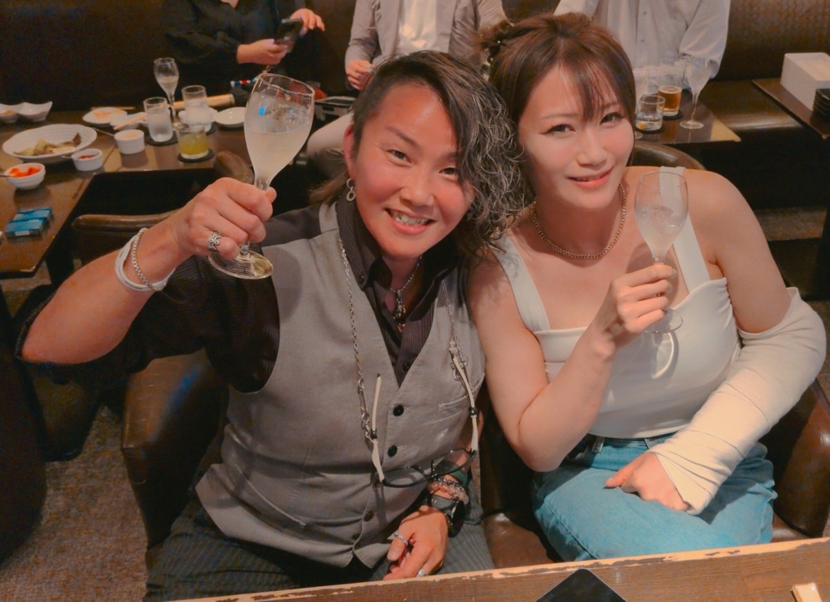 katosonoko's tweet photo. お店に遊びに来てくれたプロレスラーシリーズ🥰
怪我を治療中の雪妃真矢
ギャルプロレスラーの小橋マリカ
『ちょっと寄っていいですか?』って顔見せてくれる後輩達!!
可愛いなぁ。
ありがとう✨
#雪妃真矢 #小橋マリカ
#加藤園子 #第二の人生 #女子プロレスOG #銀座 #GeneralManager https://t.co/GF0lQdFxSJ