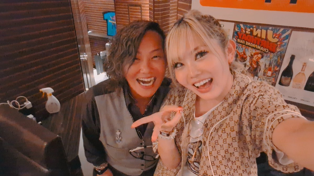 katosonoko's tweet photo. お店に遊びに来てくれたプロレスラーシリーズ🥰
怪我を治療中の雪妃真矢
ギャルプロレスラーの小橋マリカ
『ちょっと寄っていいですか?』って顔見せてくれる後輩達!!
可愛いなぁ。
ありがとう✨
#雪妃真矢 #小橋マリカ
#加藤園子 #第二の人生 #女子プロレスOG #銀座 #GeneralManager https://t.co/GF0lQdFxSJ