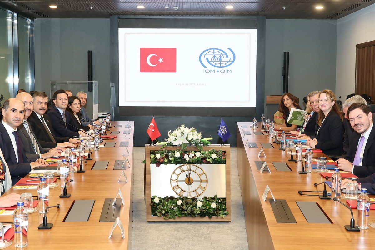 mustafaciftcitr's tweet photo. Uluslararası Göç Örgütü (IOM) Genel Direktörü Sayın Amy E. Pope’i Bakanlığımızda kabul ettik.

Görüşmemizde; küresel ve bölgesel göç hareketlerini, düzensiz göç ve göçmen kaçakçılığıyla mücadeleyi, Suriyelilerin gönüllü, güvenli, onurlu ve düzenli geri dönüşlerini ve üçüncü ülkelere yeniden yerleştirme süreçlerini ele aldık.

IOM ile 30 yılı aşkın süredir devam eden iş birliğimizi; insan onurunu, kamu güvenliğini ve kalıcı çözümleri esas alan somut projelerle daha ileriye taşıyacağız.

Görüşmemizin, küresel göç yönetiminde sürdürülebilir ve insan odaklı yaklaşımlara katkı sunmasını diliyorum.

@Gocidaresi