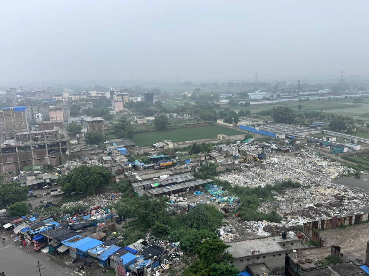 dakshsam's tweet photo. Requesting @OfficialGNIDA  @CeoNoida @noidapolice @myogiadityanath to clarify whether this land is authorized for garbage dumping. If not, kindly take strict action against the illegal dumping of waste and protect the environment and nearby residents. Noida Sec-168 https://t.co/fhDkoSk3fR