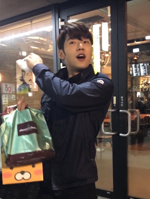 933i2639's tweet photo. 이얼굴을보고내가어떡할까응?......내가어떡할까 https://t.co/hQU49CzwOR