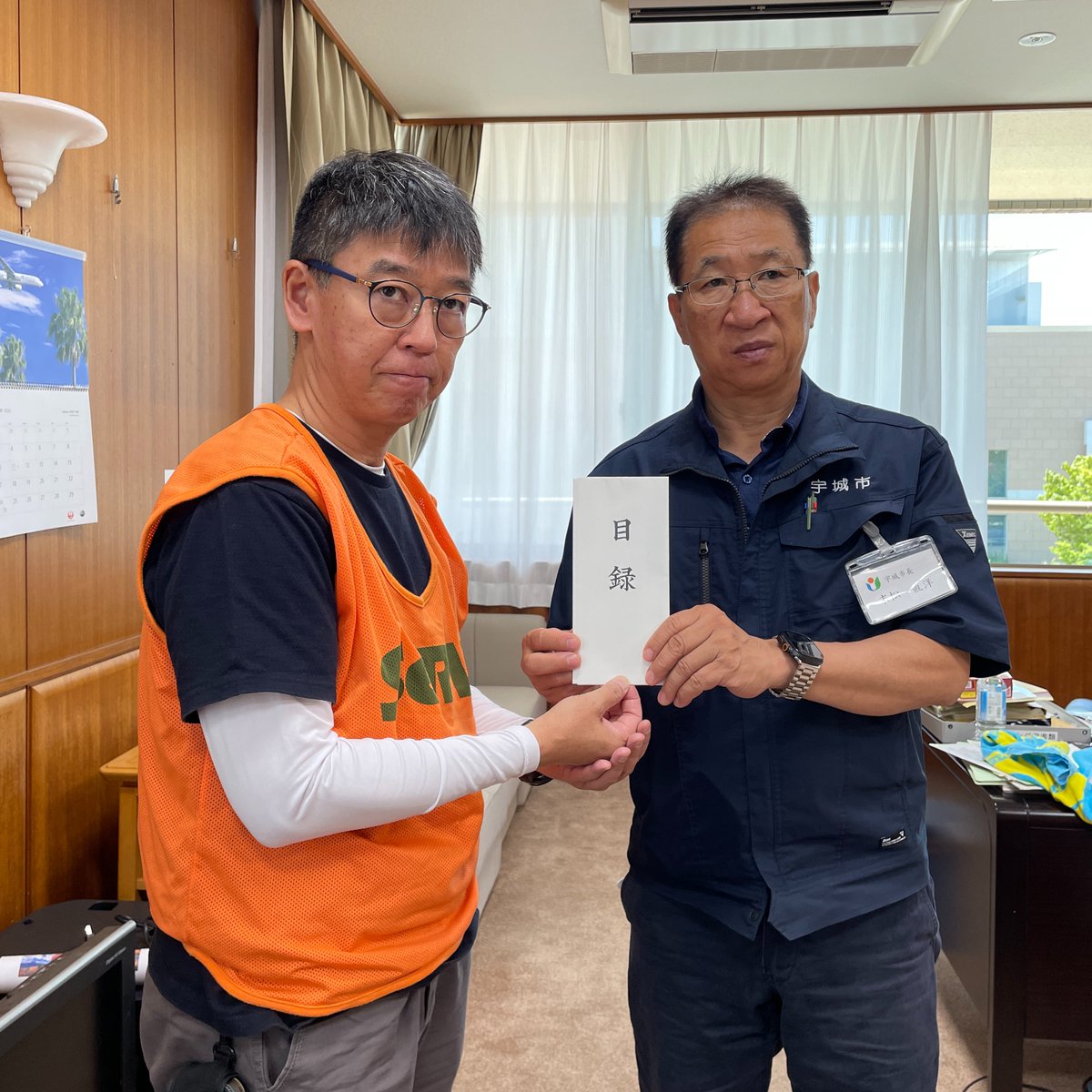 shinnyoen_info's tweet photo. 真如苑救援ボランティアSeRVは本日6日、宇城市役所に於いて末松直洋宇城市長に支援金300万円（目録）を贈呈しました。8月2日より先遣隊が熊本県に入り、3日に宇城市、宇土市、氷川町の災害ボランティアセンターでニーズ調査。4日より熊本市社会福祉協議会の要請で熊本市災害VCの運営支援を行っています https://t.co/0DwwOe0KnW