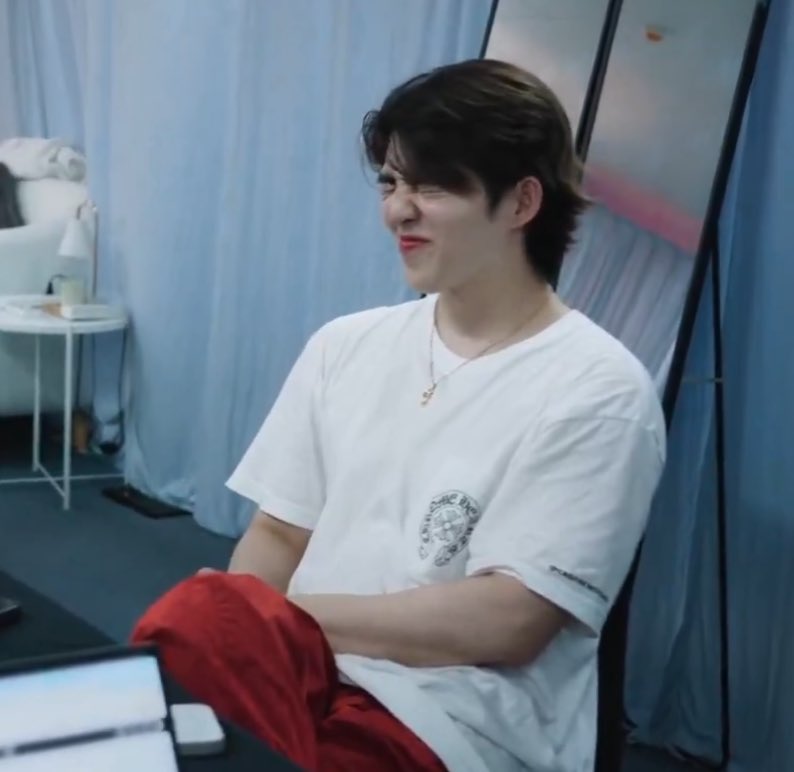 ubescoups's tweet photo. My bias vs my degree 

sanay ako sa ululan 😭 https://t.co/1Z3C7LxbLI