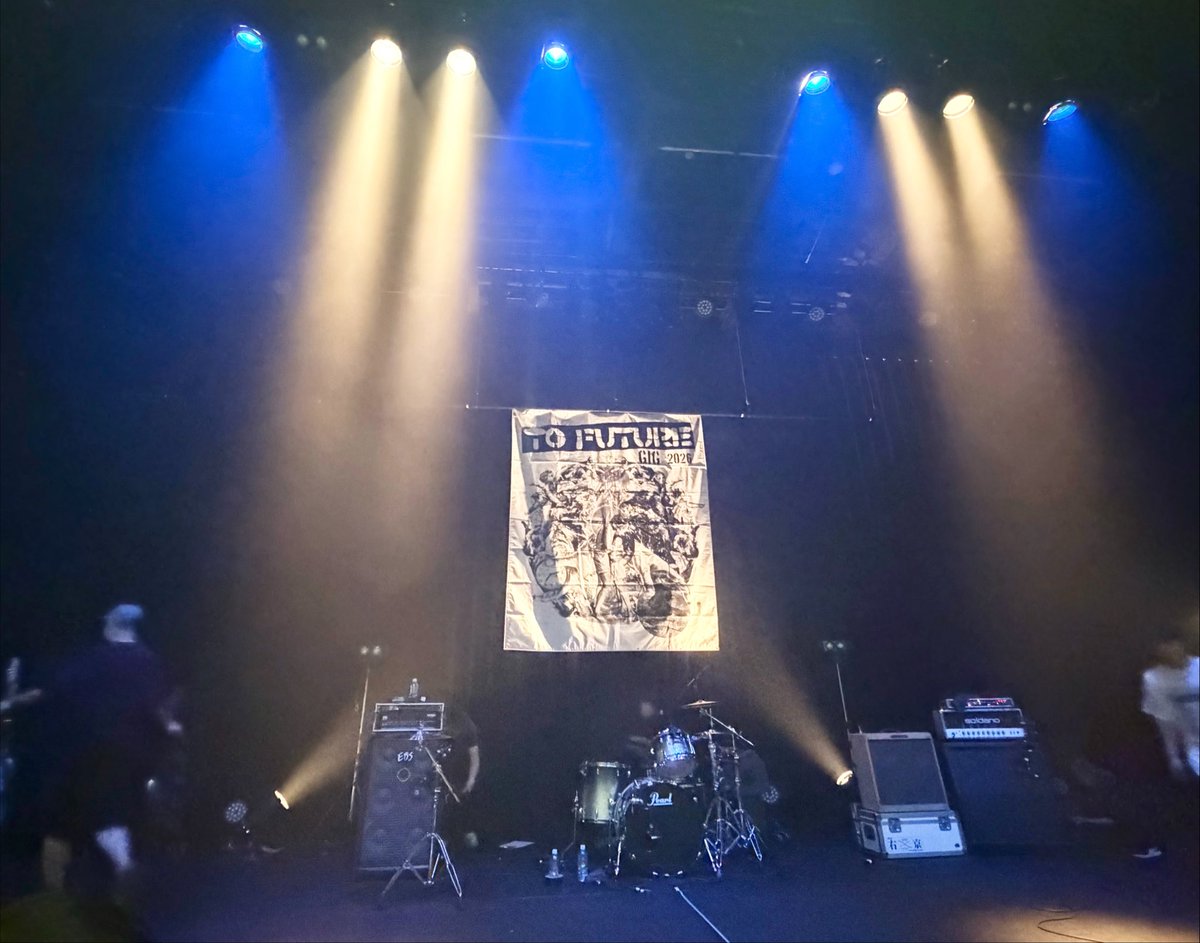 garuzow's tweet photo. みんないる。広島の仲間も東京の仲間も遠方の仲間も。みんなが「8月6日」を共有している素晴らしい空間。普通に歩いてるだけでみんな声をかけてくれる。久しぶり。何日ぶり。数年ぶり。やはり、今日という日を過ごすには最高の場所、最高のイベントです🕊️
#TOFUTUREGIG #TOFUTUREGIG2026 https://t.co/m5wRw7D7OW