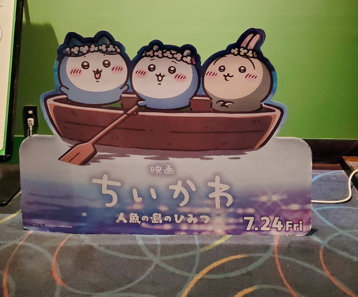 saina_2026's tweet photo. 映画ちいかわ、思ってた以上にホラーな作りだった。可愛いけど、小学生高学年でもホラーと分かる作り。上映後にシーン…として後ろの女子大生2人が「え、ヤバ」「え、こわ」と呟いてて、男子高校生5人がドン引きで「え、こわ」「こわい」と自分で両肩を抱いて歩いてて、その反応込みで面白かった。 https://t.co/cP4oNLBJzQ