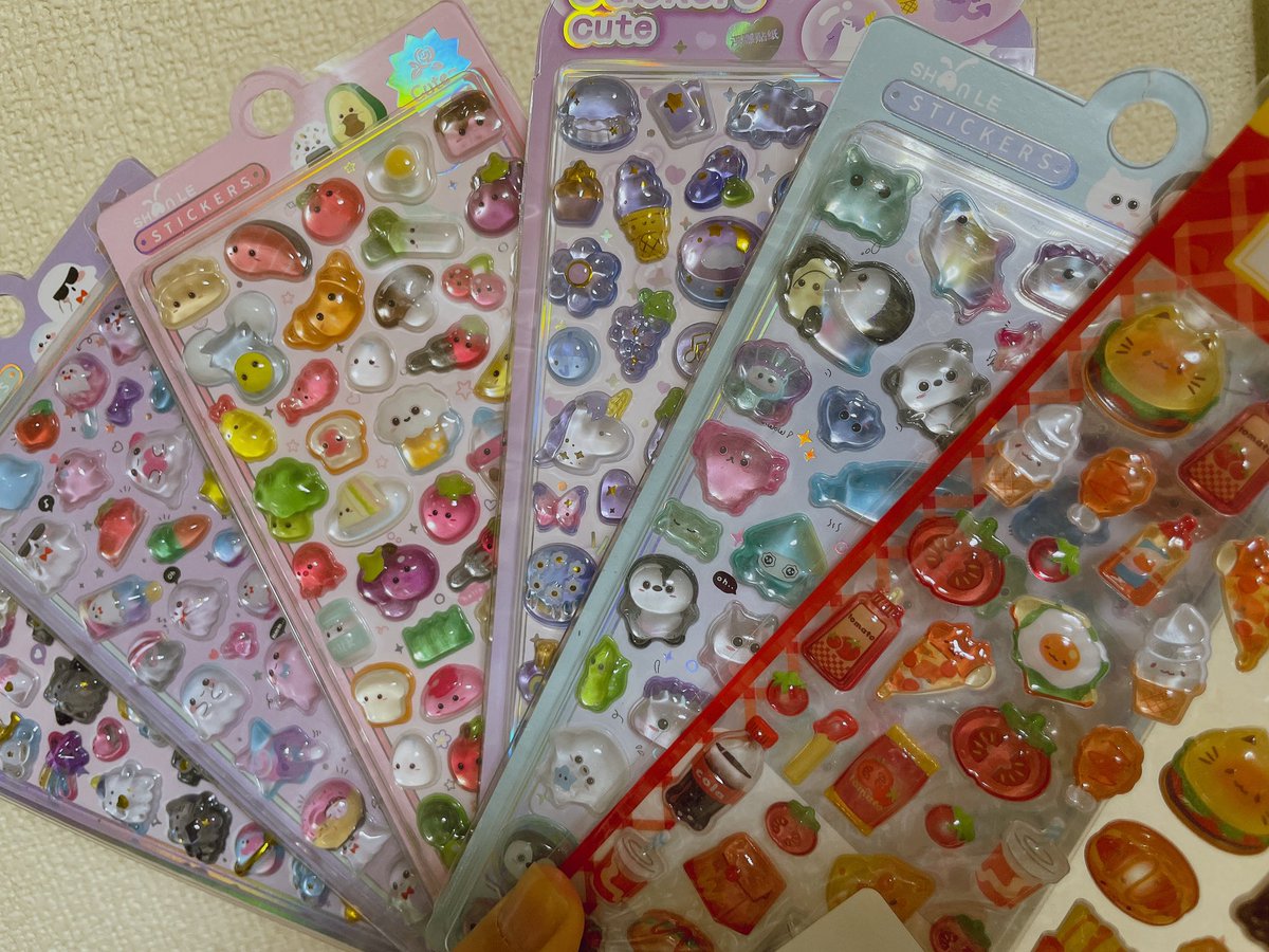7_koritan's tweet photo. オバケーヌのうるちゅる偽物買っちゃった❔と思って調べてたんですが…結局これは正規品？💭
200円で買えた
シールはすごくかわいい

他は100円だったw https://t.co/6JTOCrHtYx