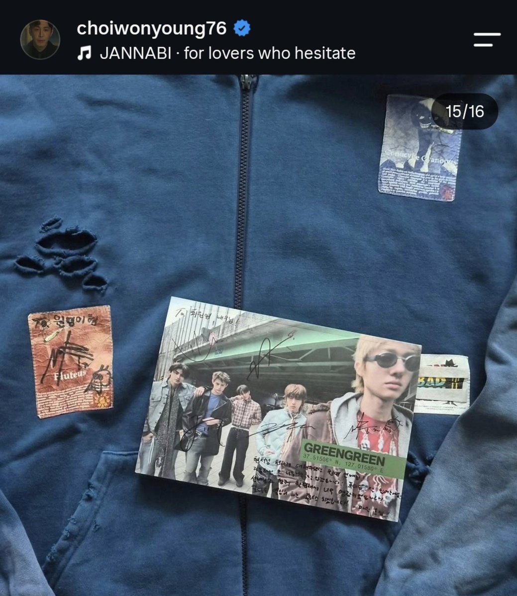 martinzhi_'s tweet photo. Martin gave the GreenGreen album and his blue hoodie signed by Martin with his skull 💀 symbol to Choi Wonyoung Sunbaenim

That blue hoodie is full of memories :( Martin must have thought carefully before giving it away. Hnnggg my sweet lil bro you're so kind

#MARTIN #마틴 https://t.co/2uclE1Pljk