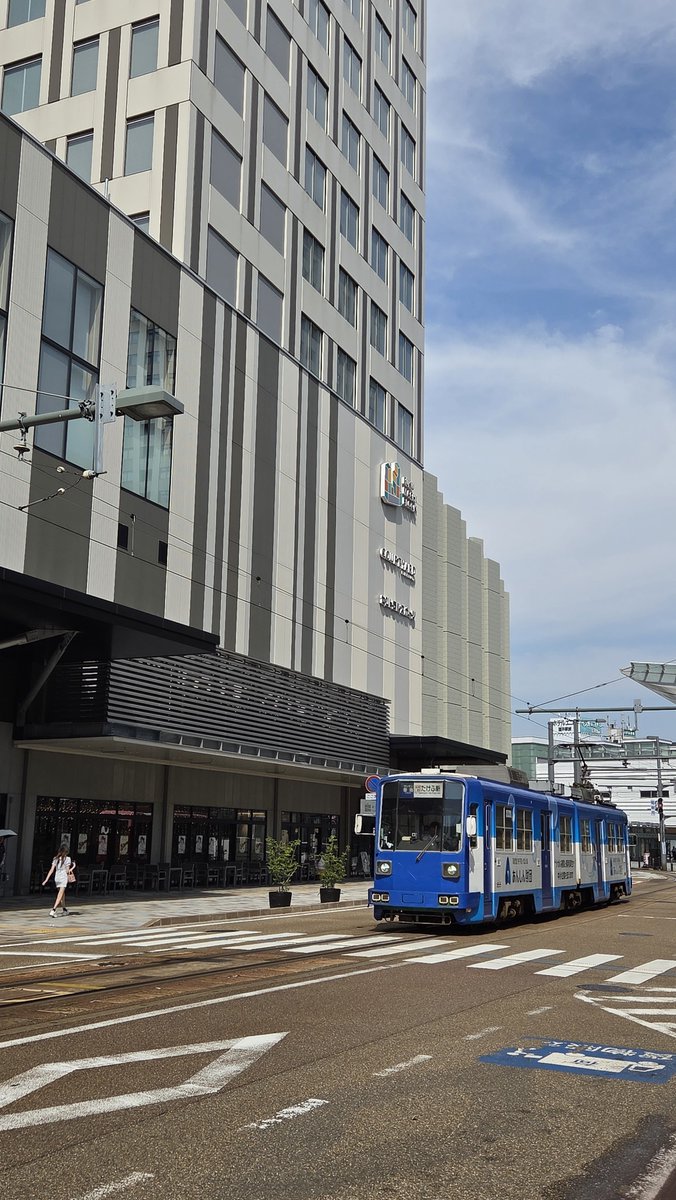 ZENEX_TorTra's tweet photo. 盛夏の北陸・木曽路旅より。

隠れた路面電車の町、福井。
他と違うのは｢町中の足｣というより、｢郊外と中央のパイプ｣のような雰囲気があるところ。

大幹線の道中、大河、果ては外路線への乗り入れ。

地方鉄道の役割を、最大限活かそうとする努力が垣間見えました。 https://t.co/KI5eo1CB1o