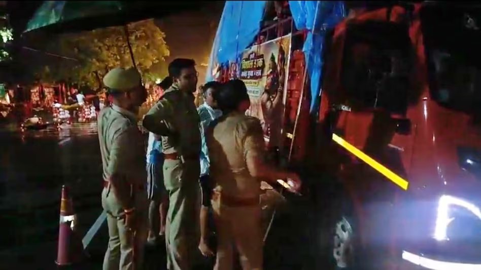aajtak's tweet photo. सहारनपुर में इंचीटेप लेकर सड़कों पर उतरी पुलिस, बारिश के बीच नपे डीजे, 12 फीट से ऊंचे कांवड़ वाहनों पर ब्रेक 

सहारनपुर में श्रावण कांवड़ यात्रा को सुरक्षित और दुर्घटनामुक्त बनाने के लिए भारी बारिश के बीच पुलिस मुस्तैद दिख रही है. सड़कों पर उतरे पुलिस अधिकारी इंचीटेप से डीजे वाहनों की नाप-जोख कर रहे हैं और निर्धारित मानक से ऊंचे डीजे की हाइट मौके पर ही कम करवा रहे हैं.

पूरी खबर : https://t.co/GUX8Oww6J1

#Saharanpur #KanwarYatra #UPPolice #RoadSafety