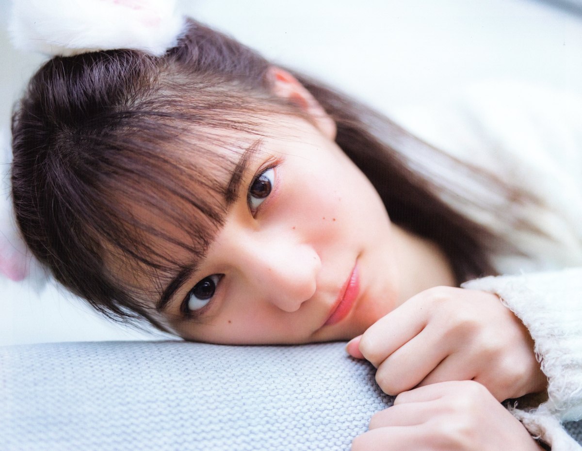 sakura_x99's tweet photo. 今夜のZoom前、3分だけ。顔の正面に灯りを置けば印象変わるね。自然光派、ライト派？ https://t.co/5dVpOPMWJR
