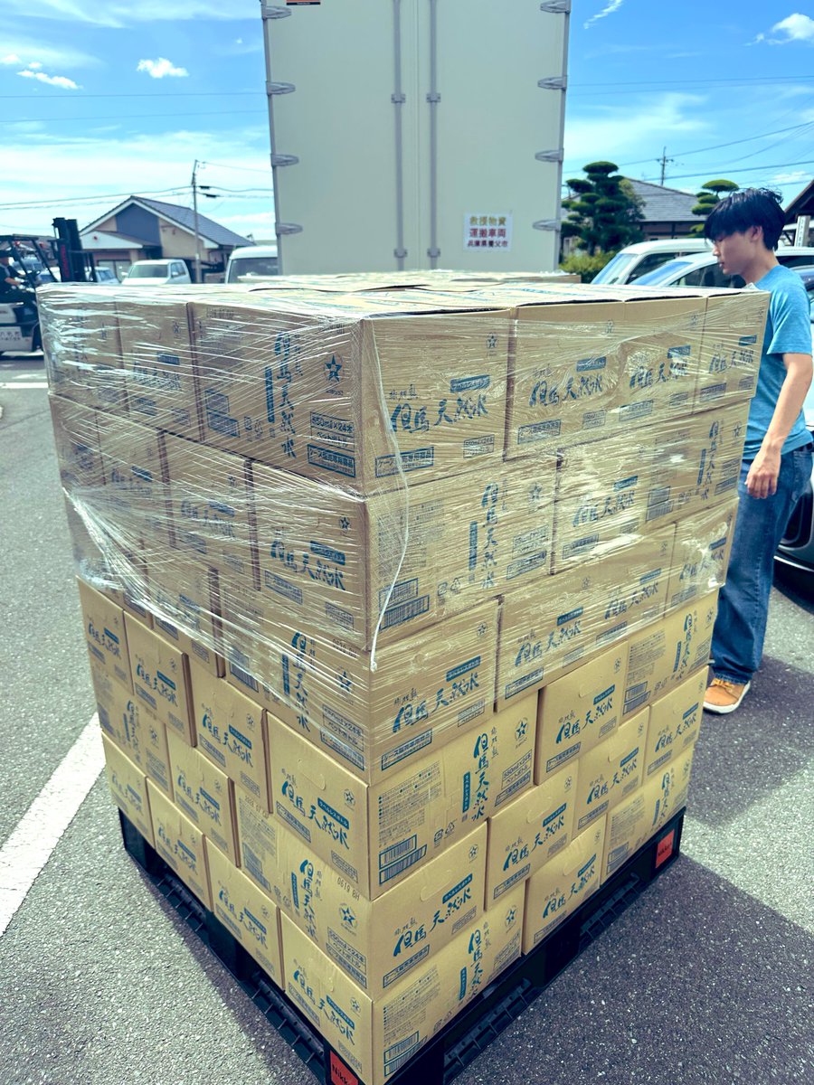 kennoguchi0821's tweet photo. 午後は氷川町にマザーウォーターさんのミネラルウォータ約一万本をお届け致しました。断水がしばらく続くなか「水はいくらあっても足りない」とのお話し。来週、再びマザーウォーターさんと新たに一万本を氷川町にお届け致します。 https://t.co/q6jzoQTTMb