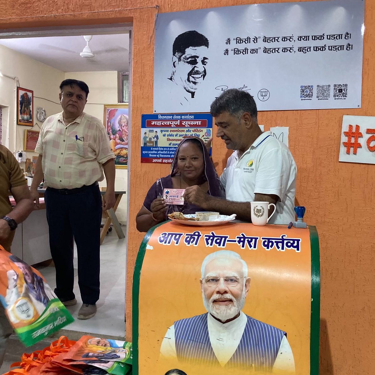 rajbhatia_bjp's tweet photo. आज आदर्श नगर विधानसभा कार्यालय पर जनता दर्शन में आये क्षेत्रवासियों से आत्मीय भेंट कर उनकी समस्याओं को सुना तथा संबंधित अधिकारियों को शीघ्र एवं प्रभावी समाधान हेतु आवश्यक निर्देश दिए।

साथ ही 'दिल्ली लक्ष्मी योजना' के अंतर्गत पात्र बहनों के सम्मान राशि हेतु प्राप्त आवेदनों का सत्यापन भी किया। बहनों में योजना को लेकर विशेष उत्साह और विश्वास देखने को मिला। सभी ने माननीय मुख्यमंत्री बहन श्रीमती रेखा गुप्ता जी के Selfie Stand पर आत्मीयता के साथ सेल्फी लेकर इस जनकल्याणकारी पहल के प्रति अपना स्नेह एवं प्रसन्नता व्यक्त की।

हमारा संकल्प है कि दिल्ली सरकार की प्रत्येक जनकल्याणकारी योजना का लाभ हर पात्र नागरिक तक समयबद्ध, पारदर्शी और प्रभावी रूप से पहुँचे। 

जनता की सेवा, विश्वास और विकास ही हमारी सर्वोच्च प्राथमिकता है।