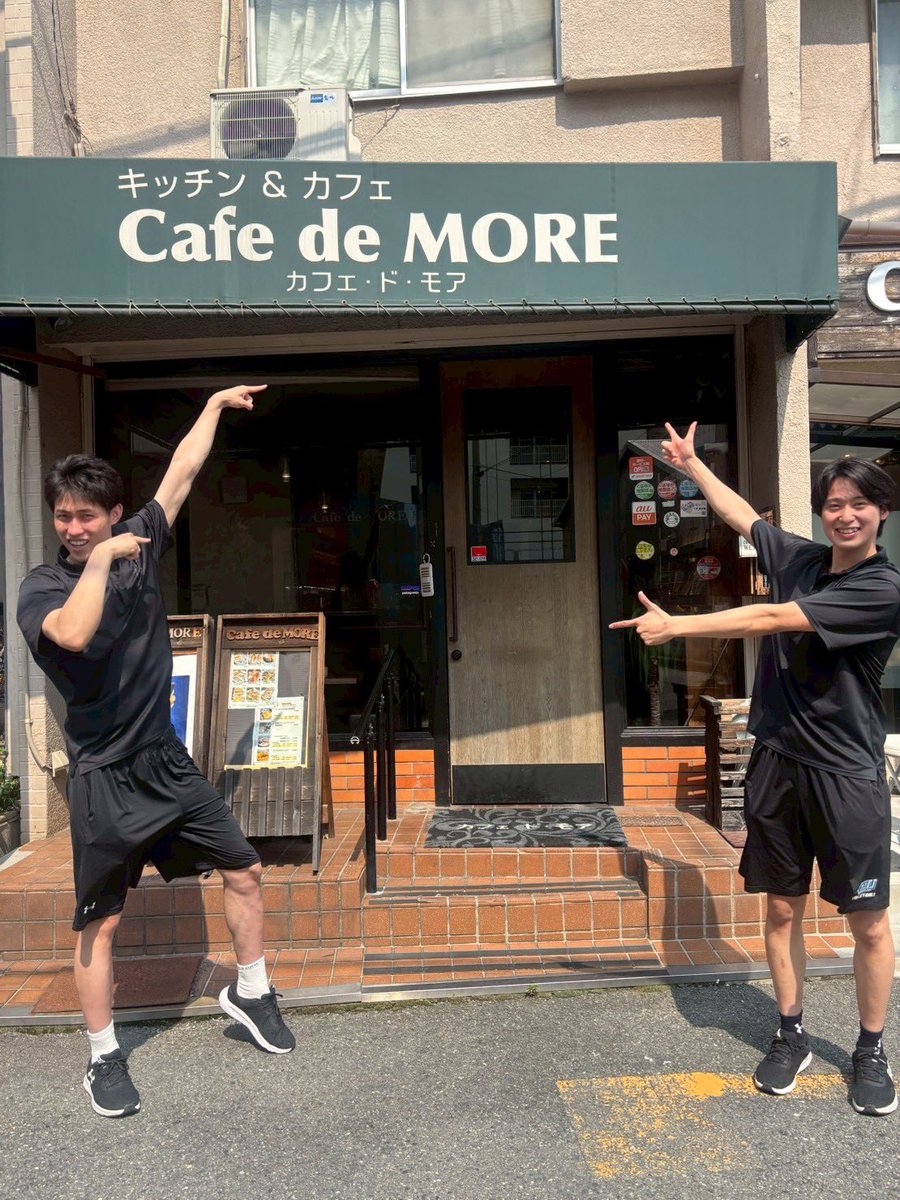 Kindai_VBC's tweet photo. ✨KDU Summer CUP 広告協賛店紹介 第4弾✨

今年の KDU Summer CUP にご協賛いただいた企業様をご紹介🙌🏻

第4弾は…
「Cafe de MORE」さん☕️

近畿大学の近くにある、学生にも人気のおしゃれなカフェ✨
ランチからカフェタイムまで楽しめるメニューが豊富で、居心地の良い空間が魅力です🌿 https://t.co/oG8Fvnq0Kh