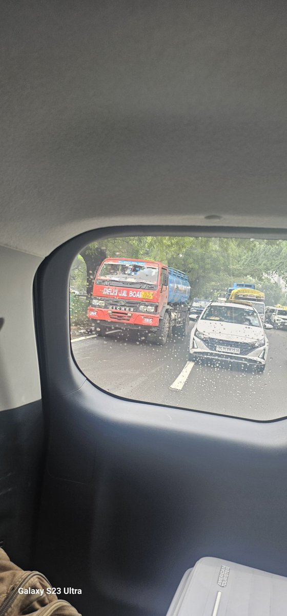 bhuvanmathur's tweet photo. @dtptraffic Delhi Jal Board water tanker stalled outside IGL pump on mathura road . Please get it removed its blocking traffic https://t.co/cIznRF63cs
