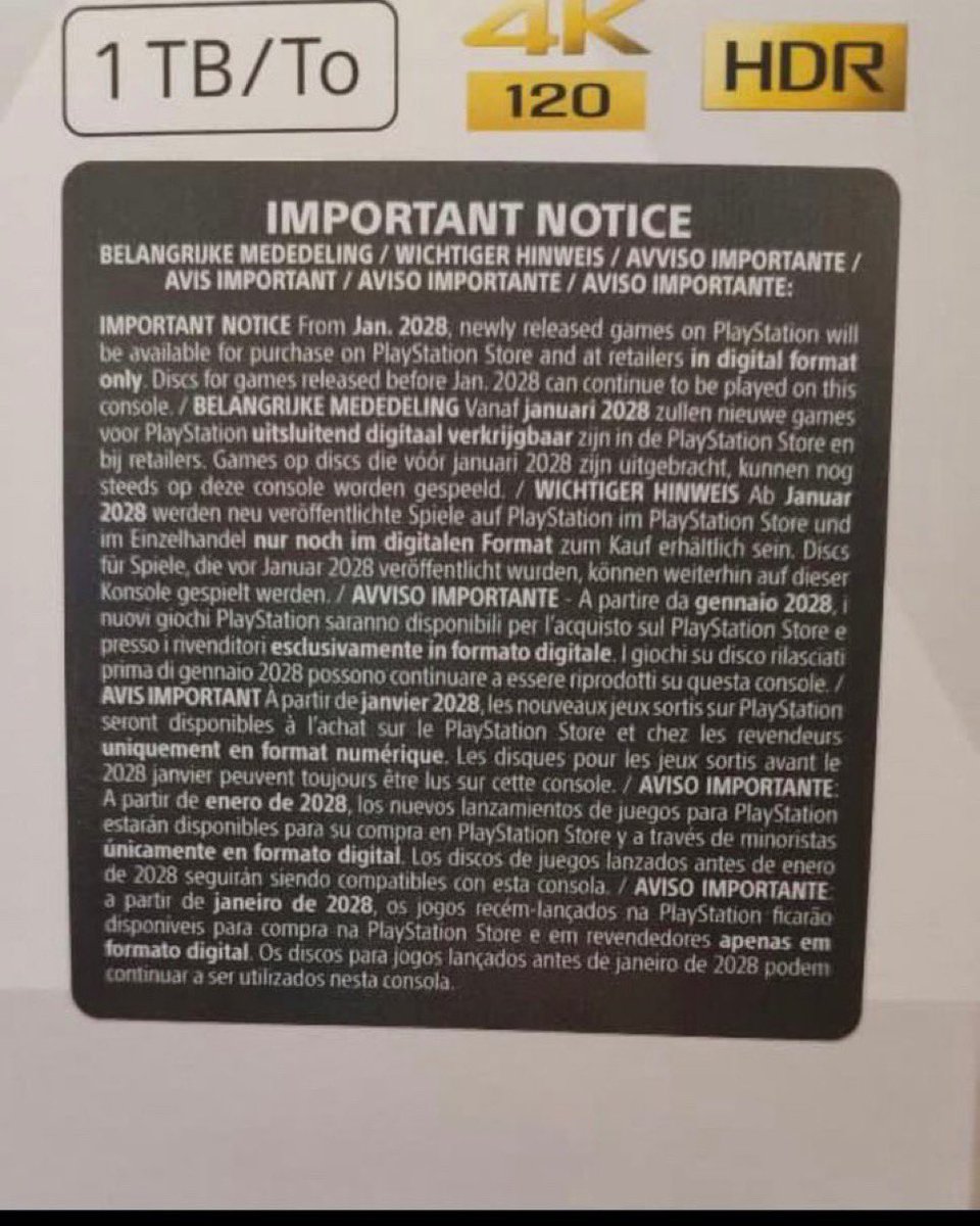 JulienChieze's tweet photo. Cette photo est-elle vraie ? 

PlayStation serait en train d’ajouter cette notice d’importance sur les boîtes de PS5 pour prévenir les nouveaux acheteurs : à partir de janvier 2028, la production des jeux vidéo en physique ce sera FINI ❌ https://t.co/uoWIzGOEGn https://t.co/9HNFppOLz9