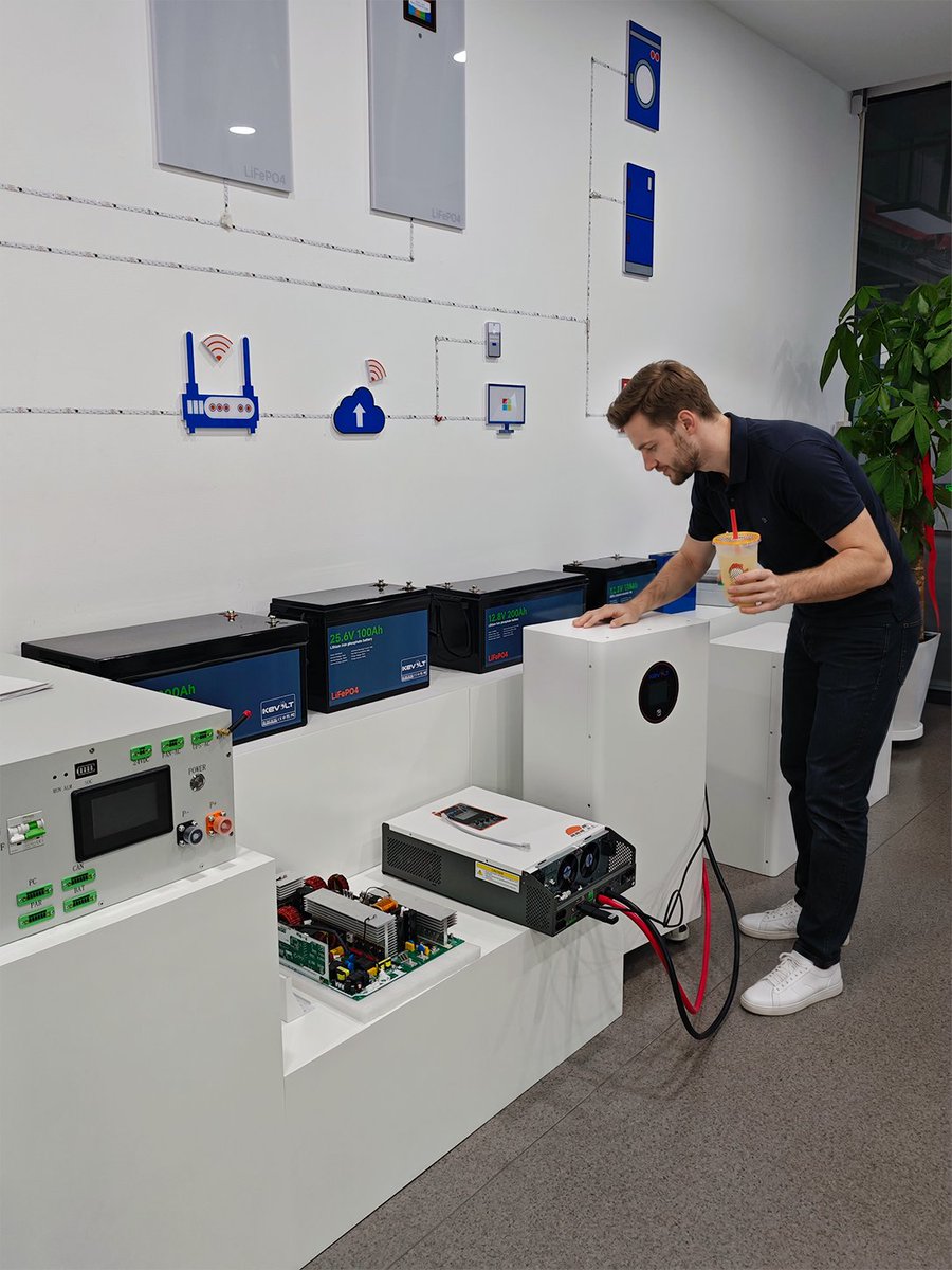 Kevolt_Solar_'s tweet photo. 🤝When you visit KEVOLT showroom, you get TWO great things!
✅Top‑tier solar storage products for your business🔋
✅FREE tasty bubble tea🧋
#KEVOLT #EnergyStorage #BESS #SolarStorage  #RenewableEnergy https://t.co/2pkOzwLY1e
