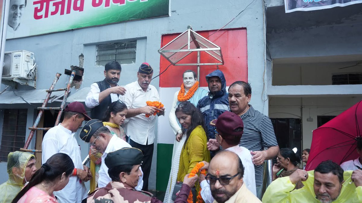 INCUttarakhand's tweet photo. रैली प्रदेश कांग्रेस मुख्यालय से घंटाघर, लैंसडाउन चौक एवं परेड ग्राउंड होते हुए पुनः कांग्रेस भवन पहुंची। इस अवसर पर कार्यक्रम संयोजक एवं उत्तराखंड प्रदेश कांग्रेस पूर्व सैनिक विभाग के प्रदेश अध्यक्ष कर्नल राम रतन नेगी जी, सूर्यकांत धस्माना जी, प्रवक्ता अभिनव थापर जी, जिलाध्यक्ष मोहित उनियाल जी, जसविंदर सिंह गोगी जी, अश्वनी बहुगुणा जी, सोनिया आंनद जी, सैनिक प्रकोष्ठ के गोपाल सिंह गड़िया जी,बलबीर सिंह पंवार जी, आर पी ध्यानी जी, सूरत सिंह नेगी जी, शेखर सकलानी जी सहित बड़ी संख्या में कांग्रेस कार्यकर्ता एवं पूर्व सैनिक उपस्थित रहे।