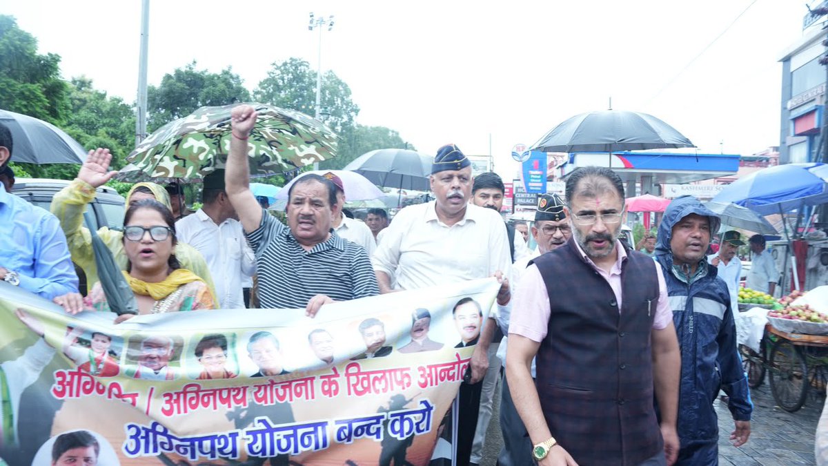 INCUttarakhand's tweet photo. रैली प्रदेश कांग्रेस मुख्यालय से घंटाघर, लैंसडाउन चौक एवं परेड ग्राउंड होते हुए पुनः कांग्रेस भवन पहुंची। इस अवसर पर कार्यक्रम संयोजक एवं उत्तराखंड प्रदेश कांग्रेस पूर्व सैनिक विभाग के प्रदेश अध्यक्ष कर्नल राम रतन नेगी जी, सूर्यकांत धस्माना जी, प्रवक्ता अभिनव थापर जी, जिलाध्यक्ष मोहित उनियाल जी, जसविंदर सिंह गोगी जी, अश्वनी बहुगुणा जी, सोनिया आंनद जी, सैनिक प्रकोष्ठ के गोपाल सिंह गड़िया जी,बलबीर सिंह पंवार जी, आर पी ध्यानी जी, सूरत सिंह नेगी जी, शेखर सकलानी जी सहित बड़ी संख्या में कांग्रेस कार्यकर्ता एवं पूर्व सैनिक उपस्थित रहे।
