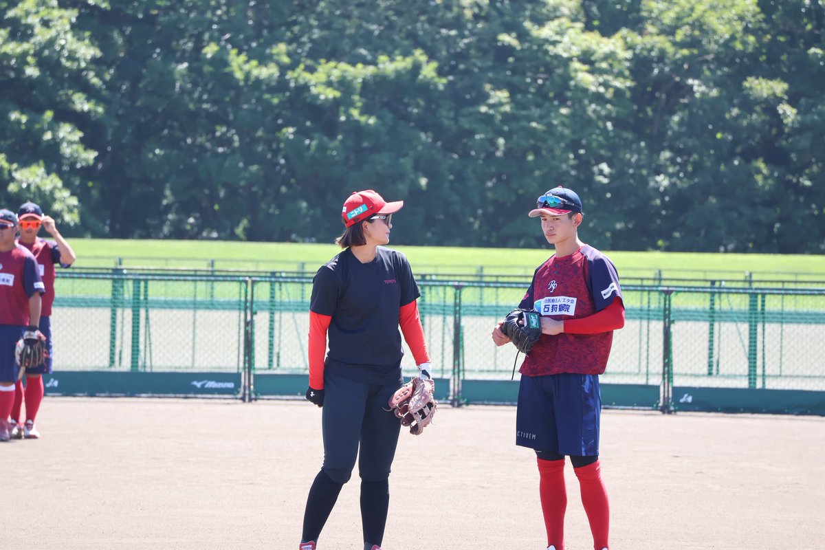 i_red_phoenix's tweet photo. 本日はトヨタ自動車女子ソフトボール部
《レッドテリアーズ》さまとの合同練習でした‼️
⁡
目標は共に日本一。
一緒に駆け上がりましょう‼️

 #トヨタレッドテリアーズ
 #石狩レッドフェニックス
 #狩人魂
 #石狩から日本一へ https://t.co/121QOe34TP