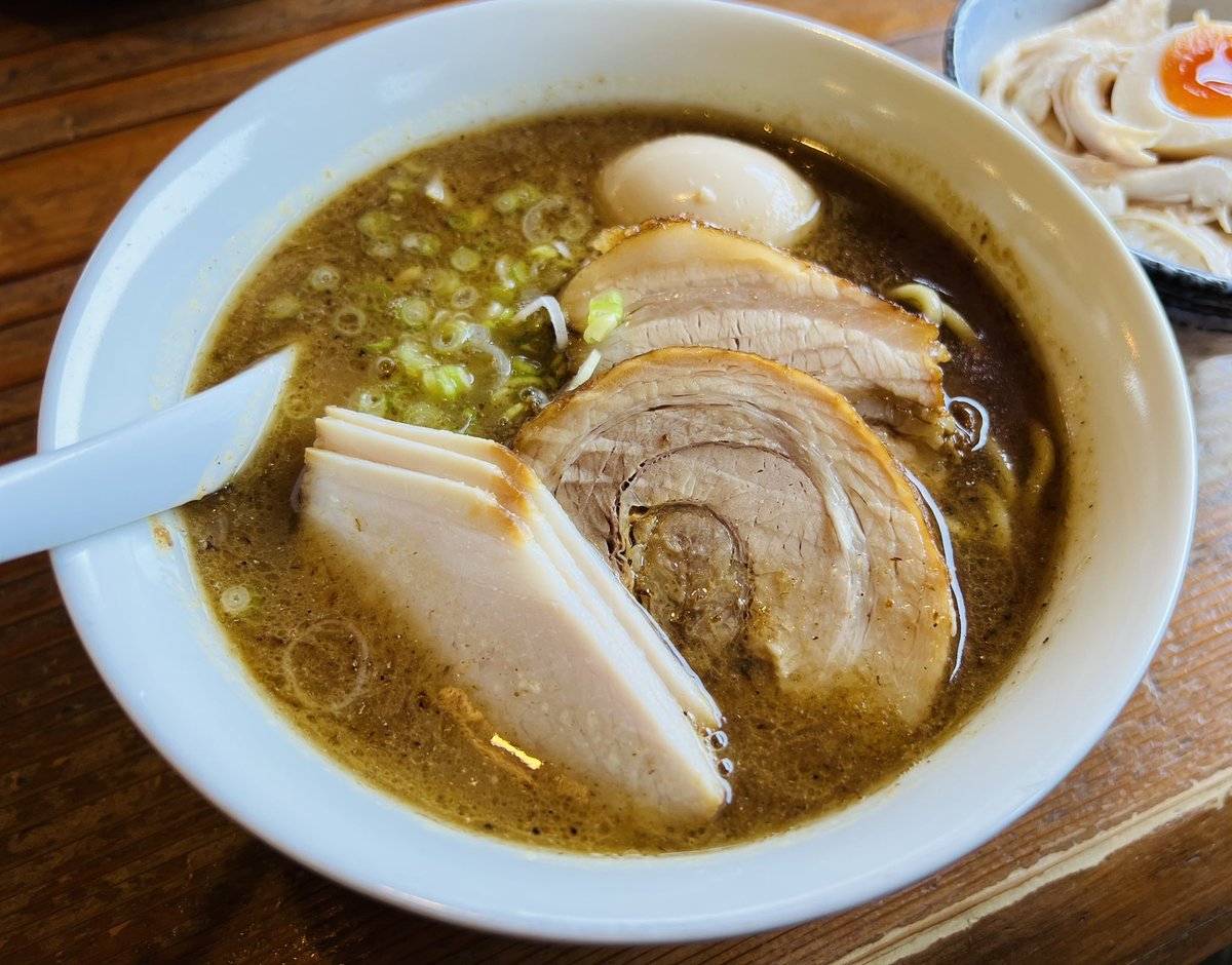 lookfor7030's tweet photo. らーめん 三福
宮城県宮城郡利府町神谷沢塚元８−１０

濃厚特製らー麺 1,500円
鶏塩めし 並 400円

6年ぶりの突撃！
そして本日木曜は濃厚の日。
迫力の豚にツルモチ麺。
胡麻油香る 鶏塩めしも最高！ https://t.co/KNL3kJ9j7e