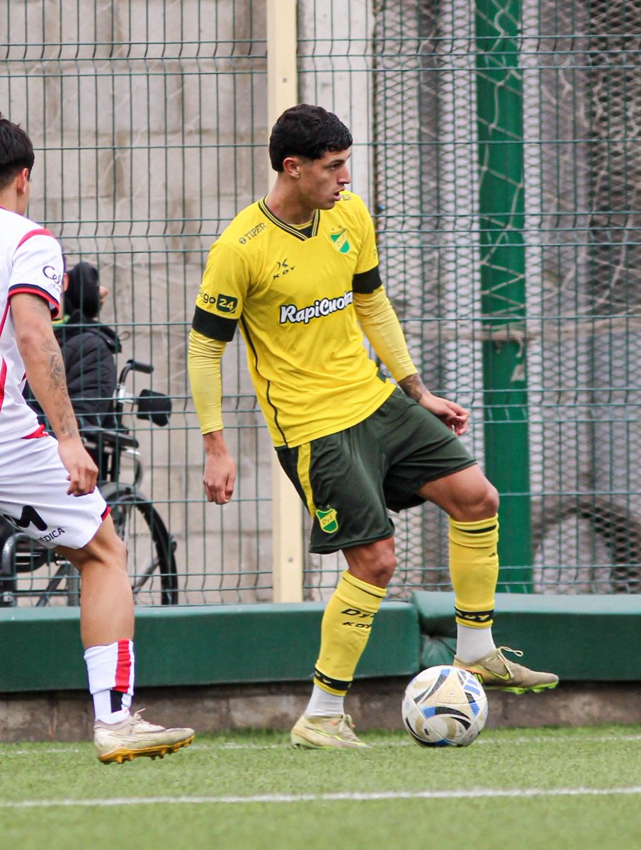 TiempoDeportiv8's tweet photo. 🟡🟢 El Halcón rescató un empate en casa.

En el Predio Campeones del Mundo, la #ReservaDefensa igualó 1-1 ante #Newells por el #TorneoProyección.

Jonás Cabrera marcó para el Halcón, mientras que Joaquín Amadio anotó el empate para la Lepra. ⚽ https://t.co/YFaswaIJDp