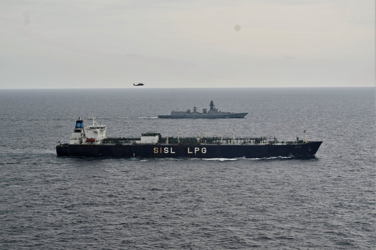 AIRNewsHindi's tweet photo. भारतीय नौसेना के #INSImphal, #INSTrishul और #INSAditya हर तरह के #MaritimeSecurity खतरों से निपटने के लिए सतर्कता के साथ तैनात हैं।
ये युद्धपोत समुद्री यात्रियों की सुरक्षा, आवश्यक माल की निर्बाध आवाजाही सुनिश्चित करने और भारत के समुद्री हितों की रक्षा के लिए लगातार निगरानी कर रहे हैं।
#GulfOfAden #BabelMandeb #StraitOfHormuz #SafeSeas #MerchantNavy