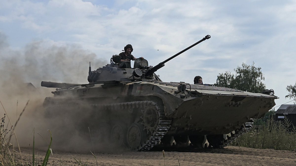 TheGreyPatriot_'s tweet photo. 🇧🇾🇷🇺 Today's training of troops from 19th Separate Guards Mechanized Brigade at Lepelsky training ground.
#Russia #Belarus #Belarusian #Today #Military #Army #Training #Tactical #AK74 #EMR #Combat #AGS17 #BMP2 https://t.co/bjDAgwoU5W