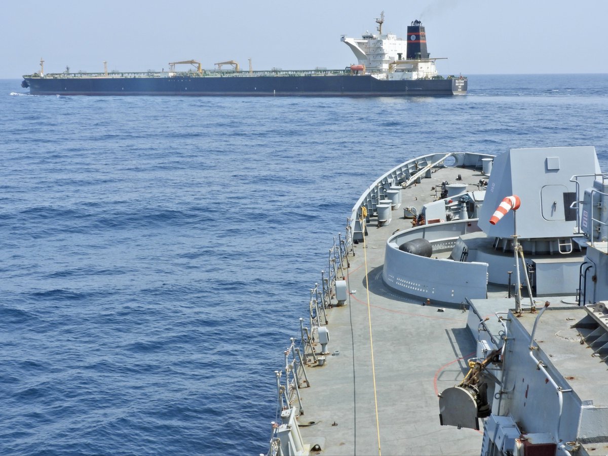 AIRNewsHindi's tweet photo. भारतीय नौसेना के #INSImphal, #INSTrishul और #INSAditya हर तरह के #MaritimeSecurity खतरों से निपटने के लिए सतर्कता के साथ तैनात हैं।
ये युद्धपोत समुद्री यात्रियों की सुरक्षा, आवश्यक माल की निर्बाध आवाजाही सुनिश्चित करने और भारत के समुद्री हितों की रक्षा के लिए लगातार निगरानी कर रहे हैं।
#GulfOfAden #BabelMandeb #StraitOfHormuz #SafeSeas #MerchantNavy