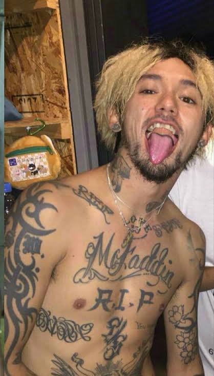 pasotokon's tweet photo. 親の金でバンドをやり、親の金で入れ墨を入れ、親の金で大麻を吸引する男 https://t.co/Ntq16wBXvE